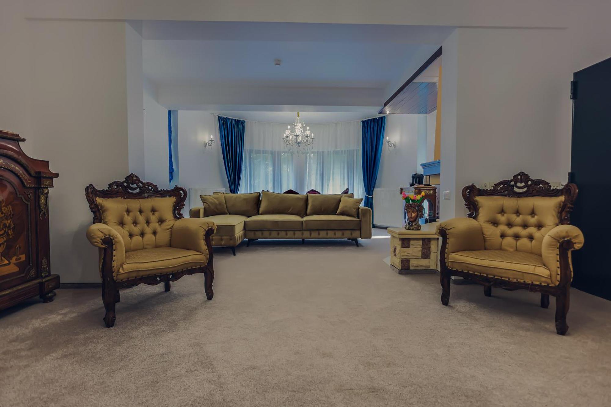 Royal Apartment with Garden,1590353989:JPEG