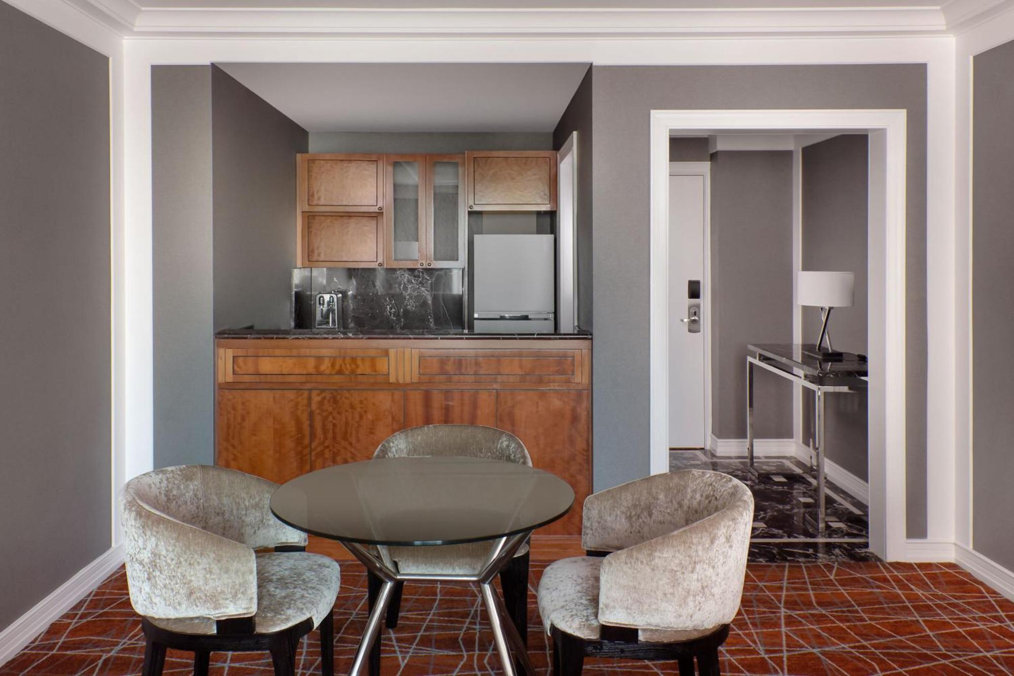 Executive Level, 1 Bedroom Executive Suite, 1 King, Story Bridge View, High Floor, Whirlpool