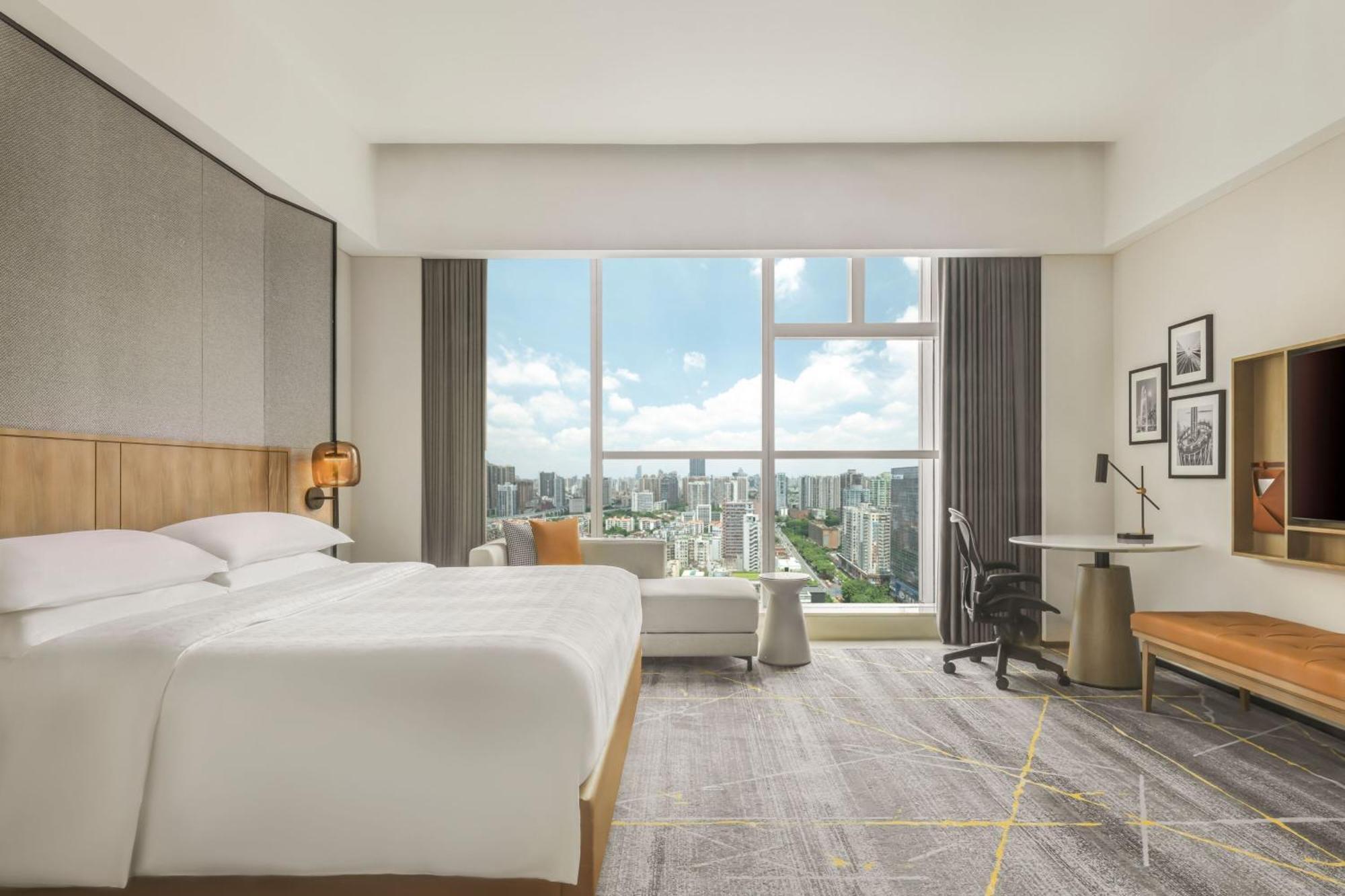 Deluxe Guest room 1 King City view