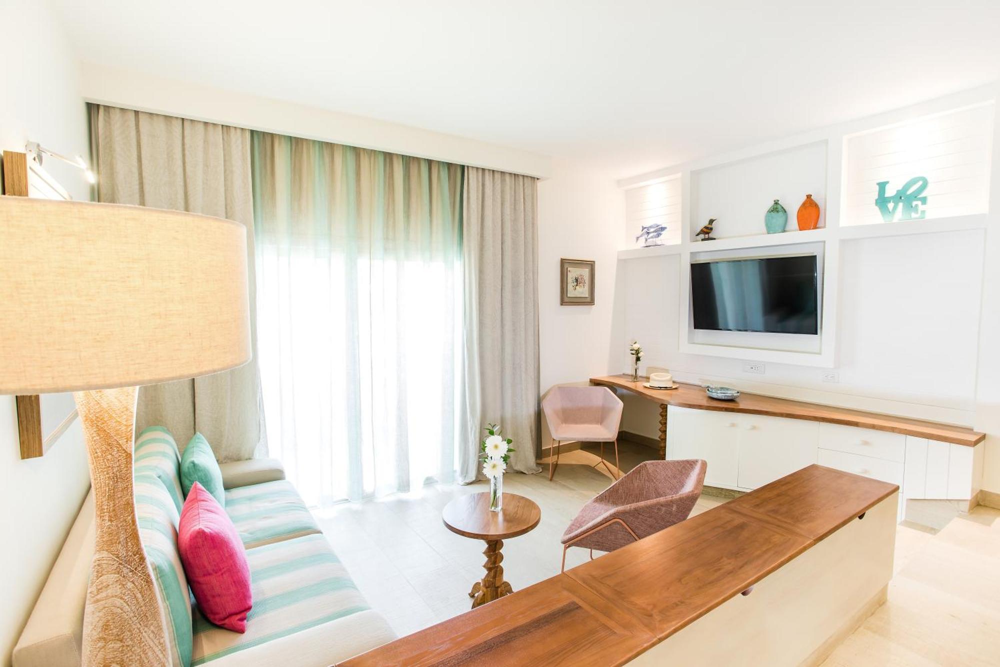 Junior Suite Pool Access