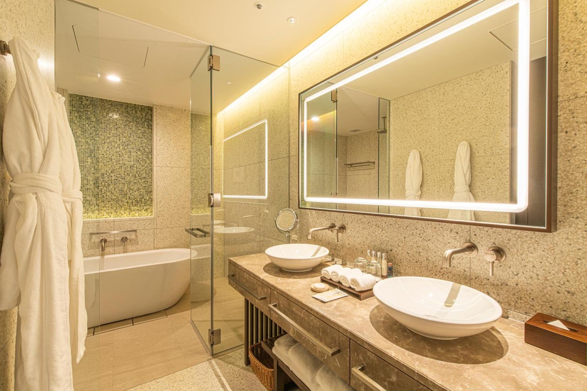 Deluxe King Room Lounge Access