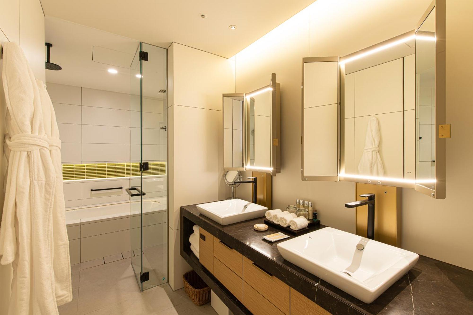 Deluxe Twin Room with Free Lounge Access