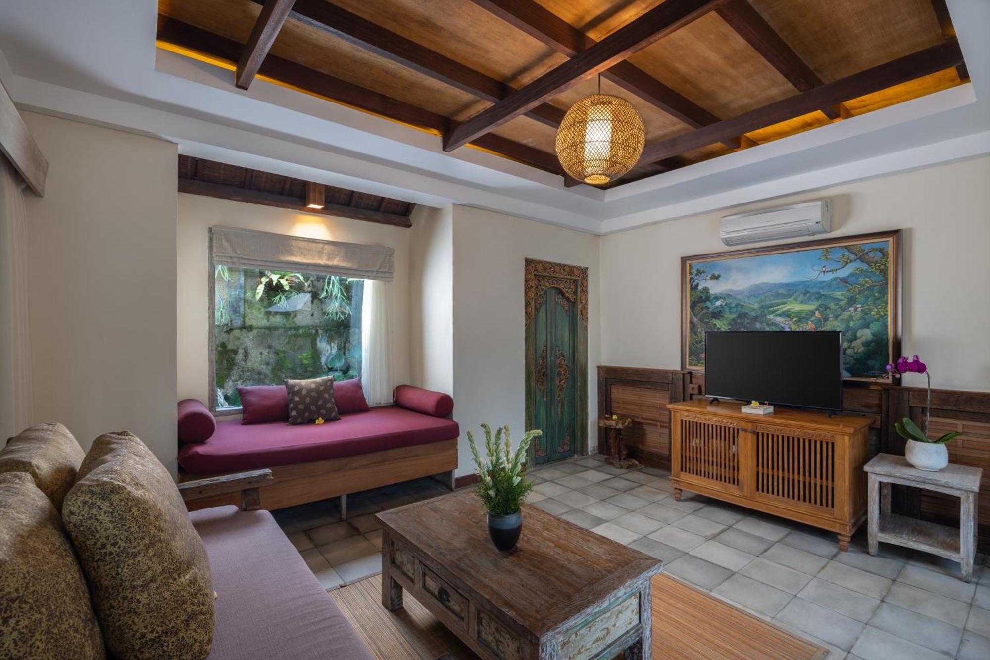 Poolvilla aus Holz mit 1 Schlafzimmer und Wohnzimmer