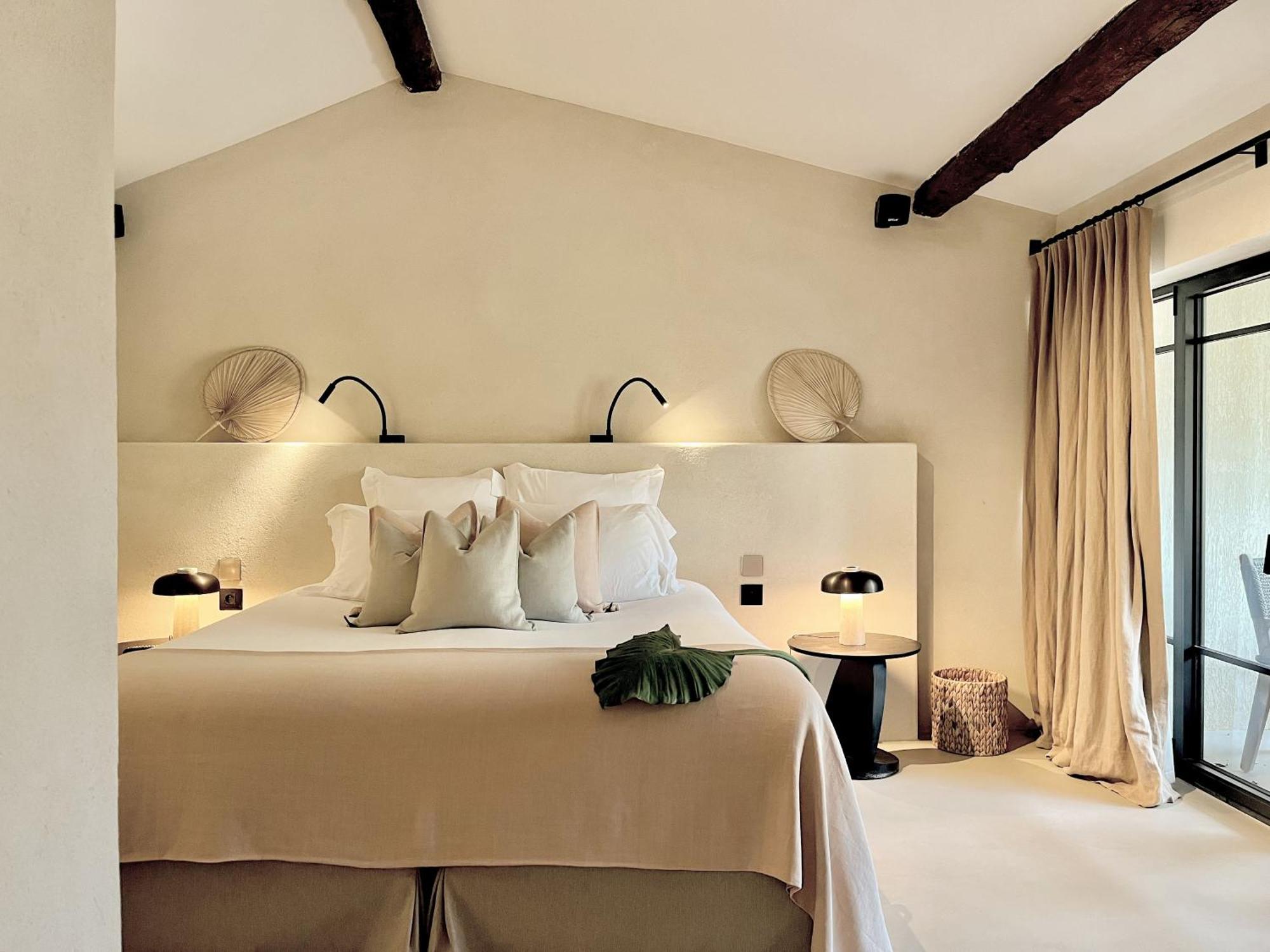Deluxe King Suite,1596871712:JPEG