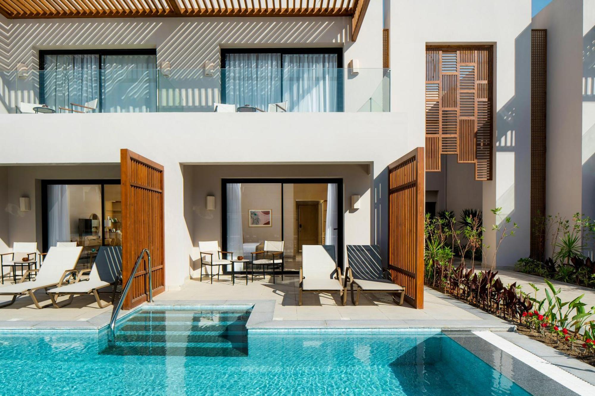 Deluxe Queen Swim-up