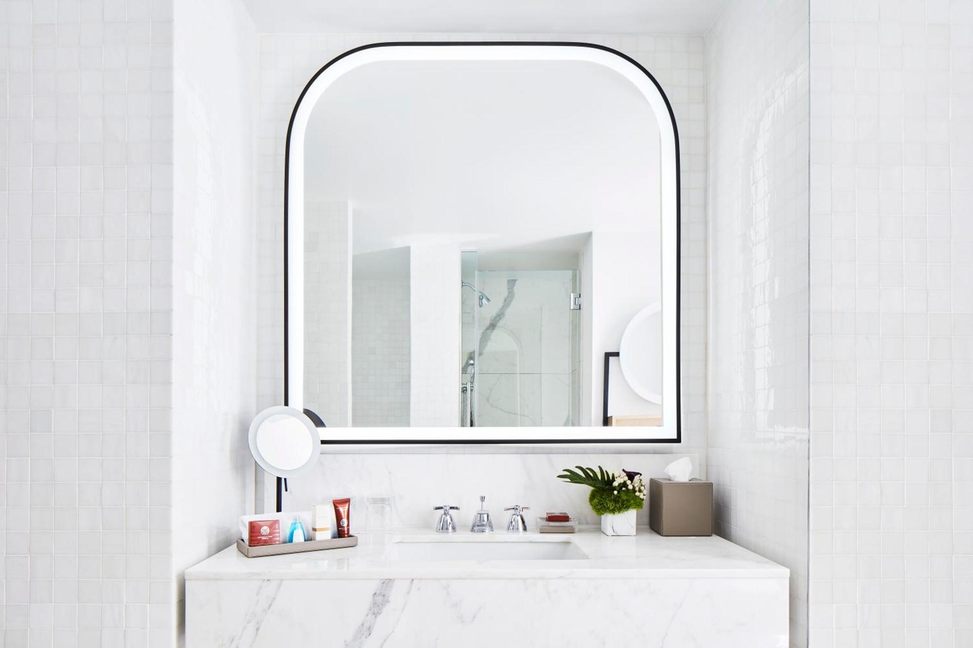 One-Bedroom King Suite with Roll-in Shower - Mobility/Hearing Access,1695756569:JPEG