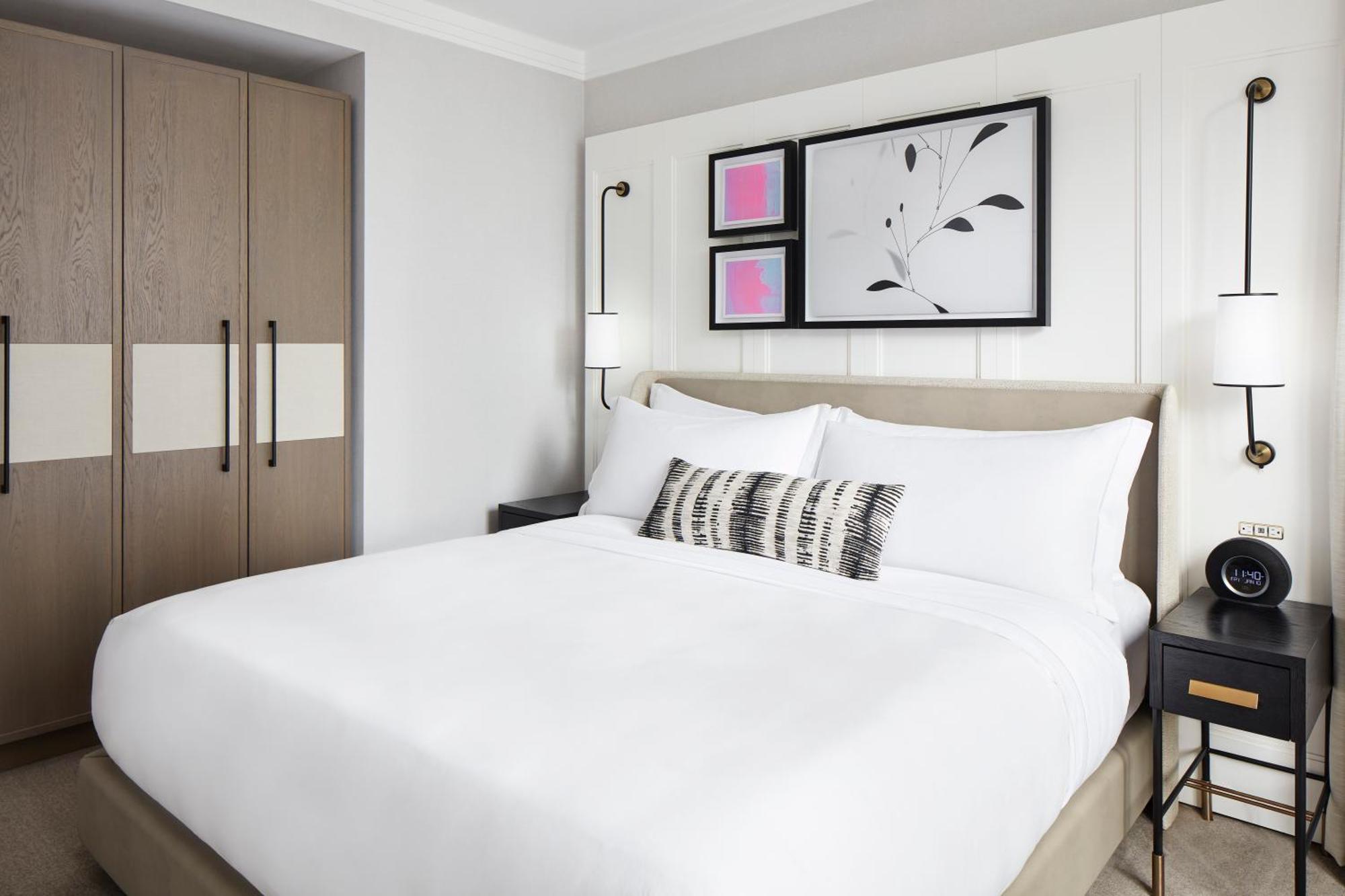 One-Bedroom King Suite with Tub - Mobility/Hearing Access,1598410199:JPEG