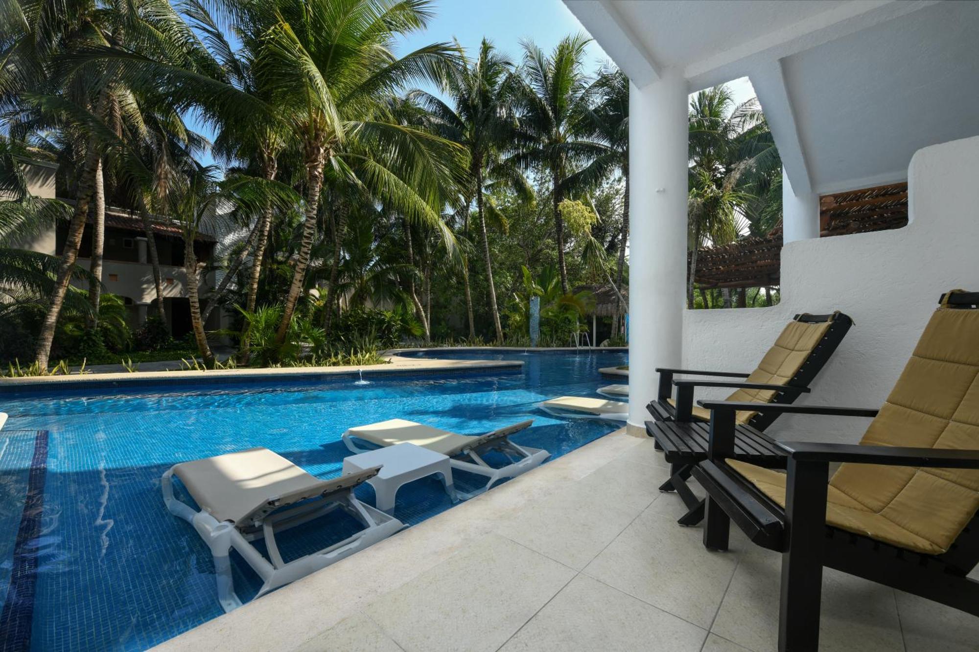 Swim Up Junior Suite