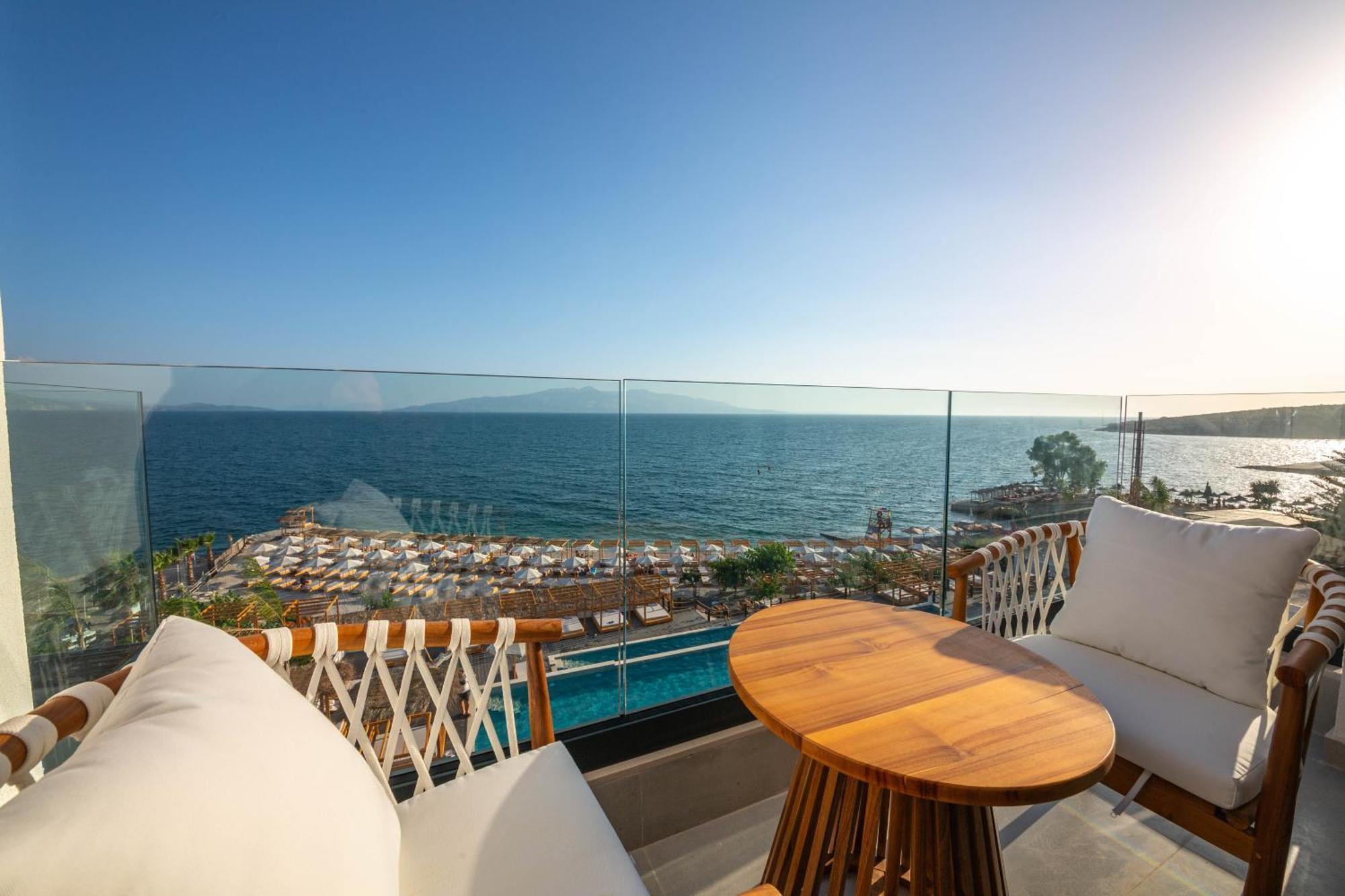 Panoramic Sea View Suite with Bath Tub