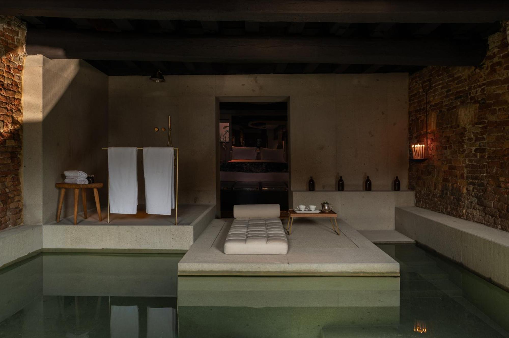 Zimmer mit Kingsize-Bett und eigenem Pool