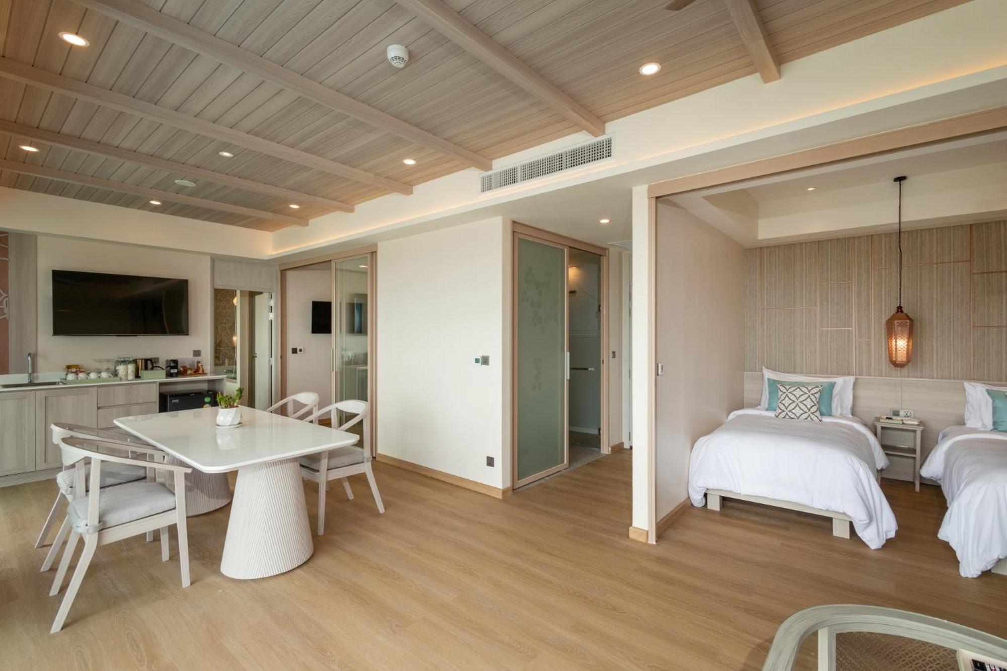 Seaview Penthouse Family Pool Suite