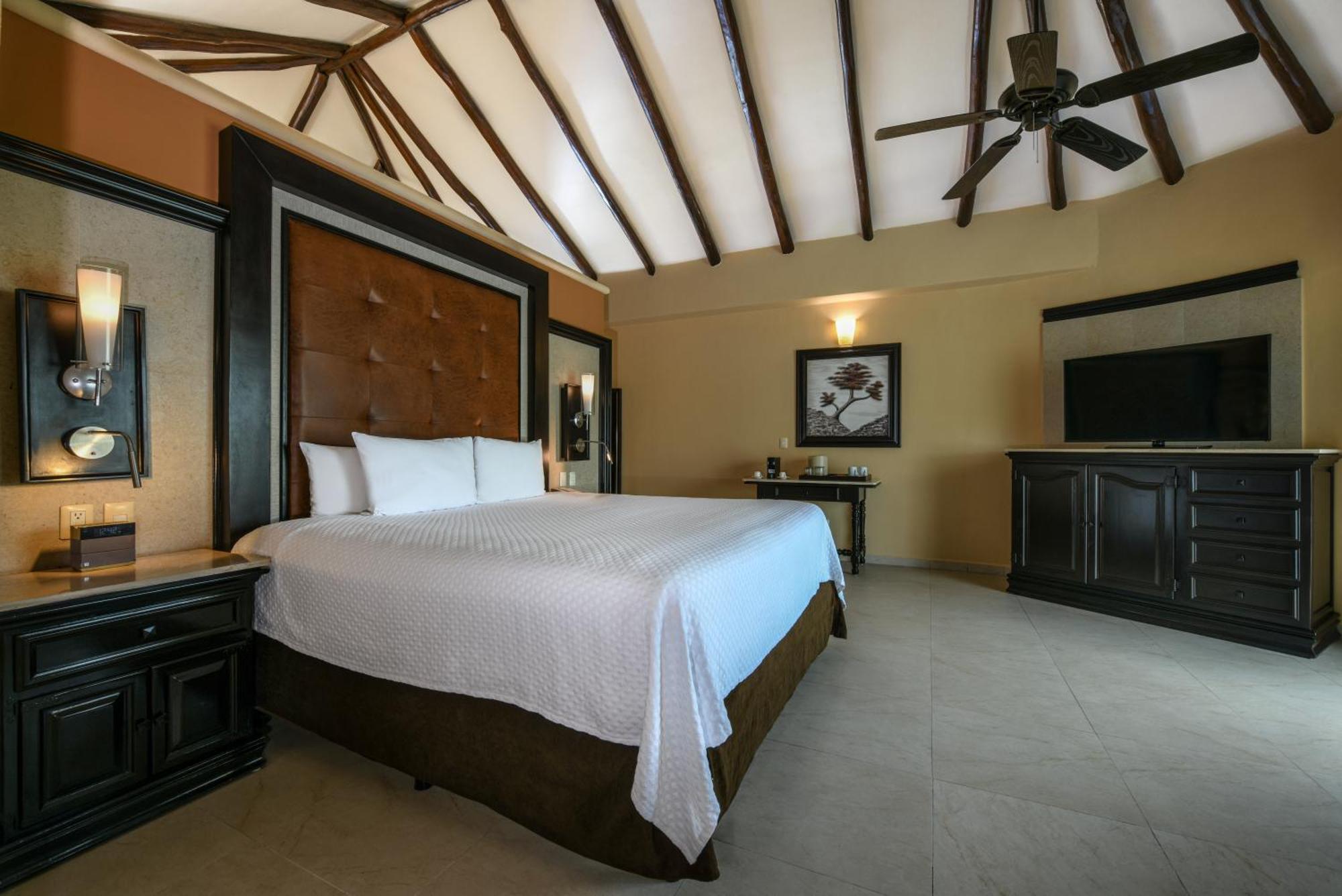 Suite with Private Pool,1600222441:JPEG