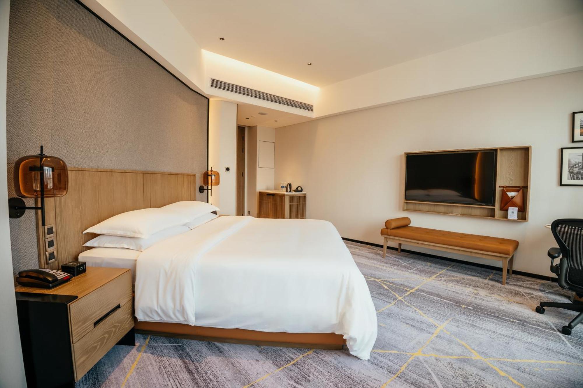 Grand Deluxe Guest room 1 King City view Corner room