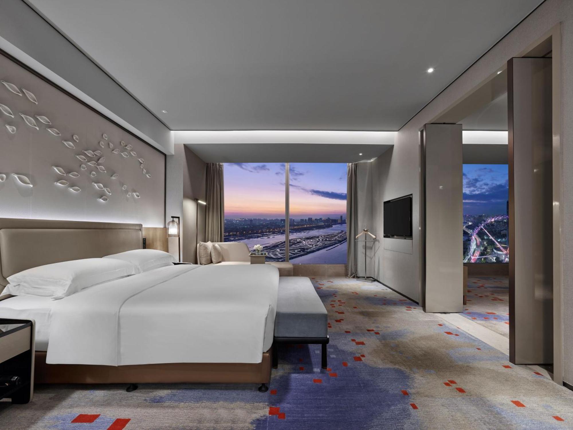 One-Bedroom Suite with Sky Wheel View