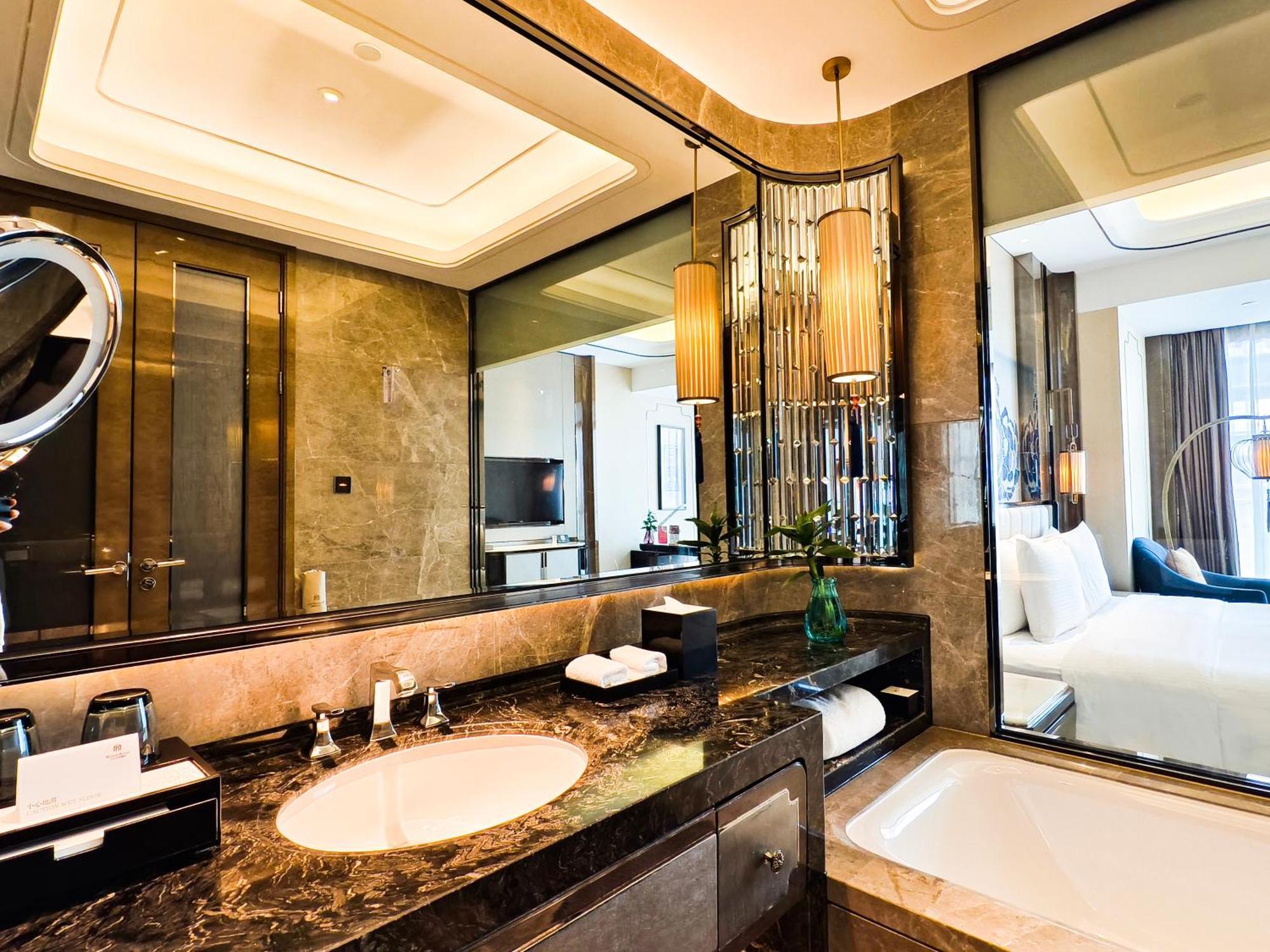 Grand Deluxe King Room【High Floor+65 inches Project to a high-definition TV】,1604099781:JPEG