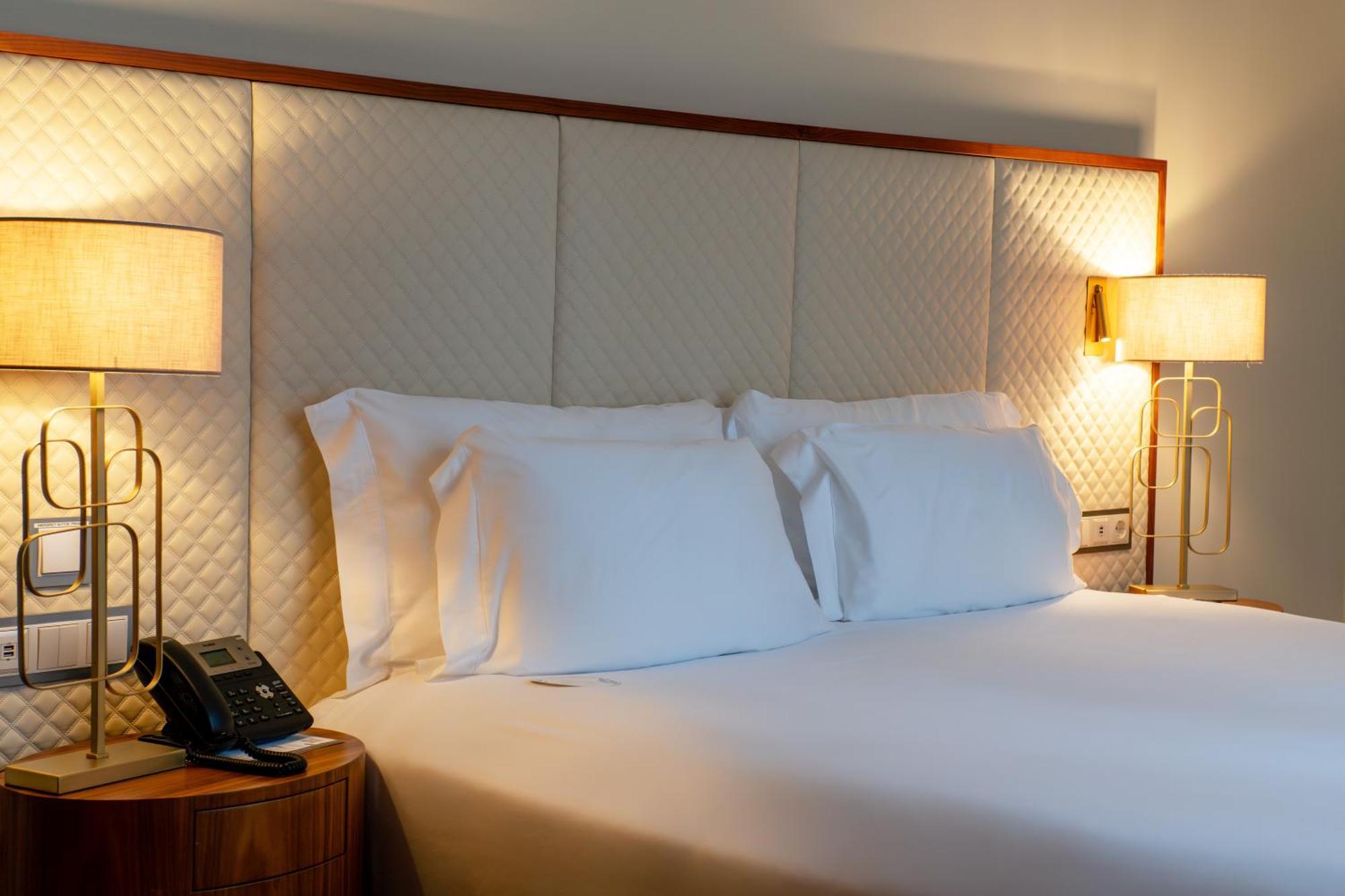 Deluxe King Room - Mobility Accessible,1604137735:JPEG