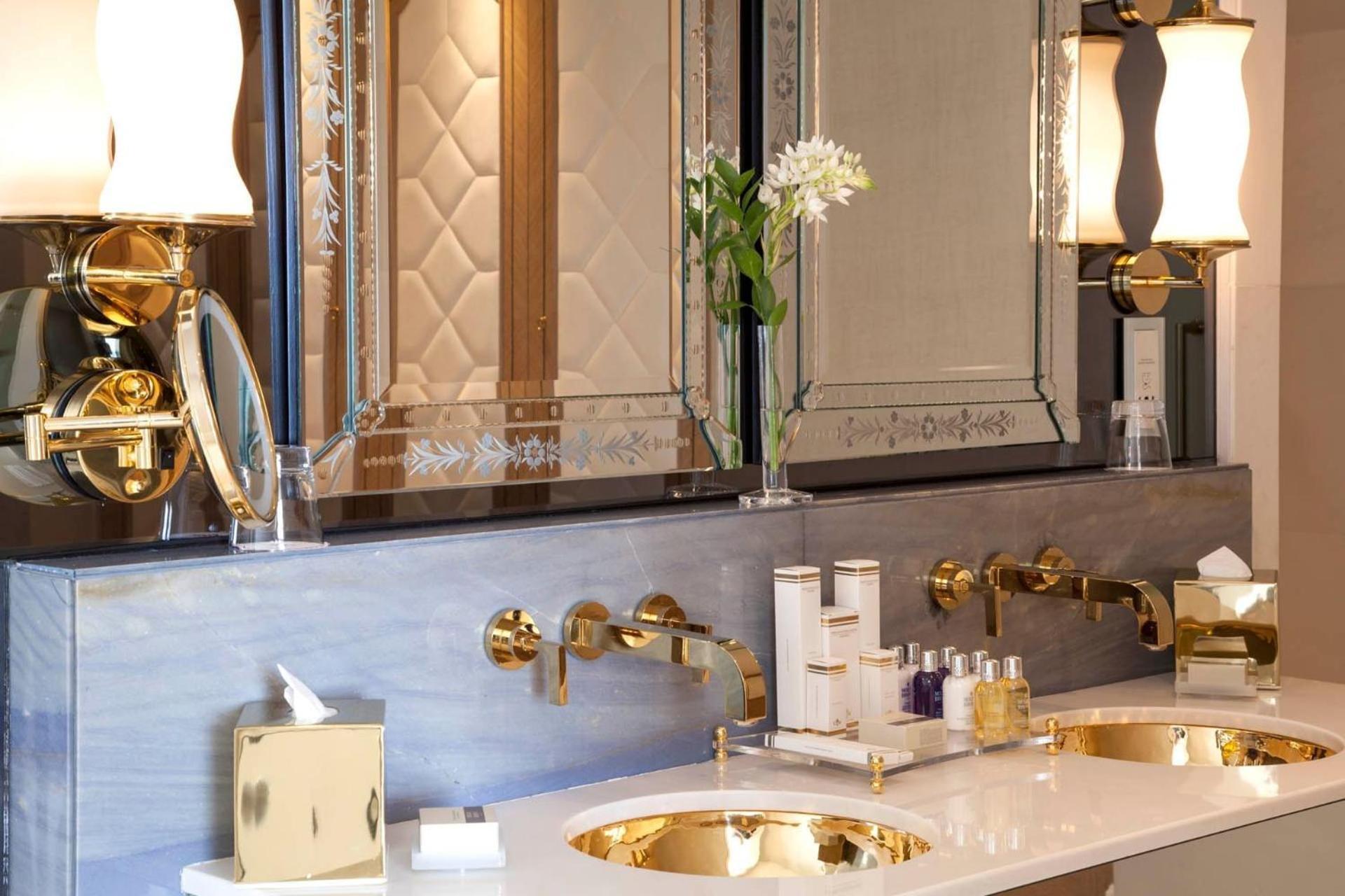 Suite Angolare con Vista Bosforo e Accesso Lounge