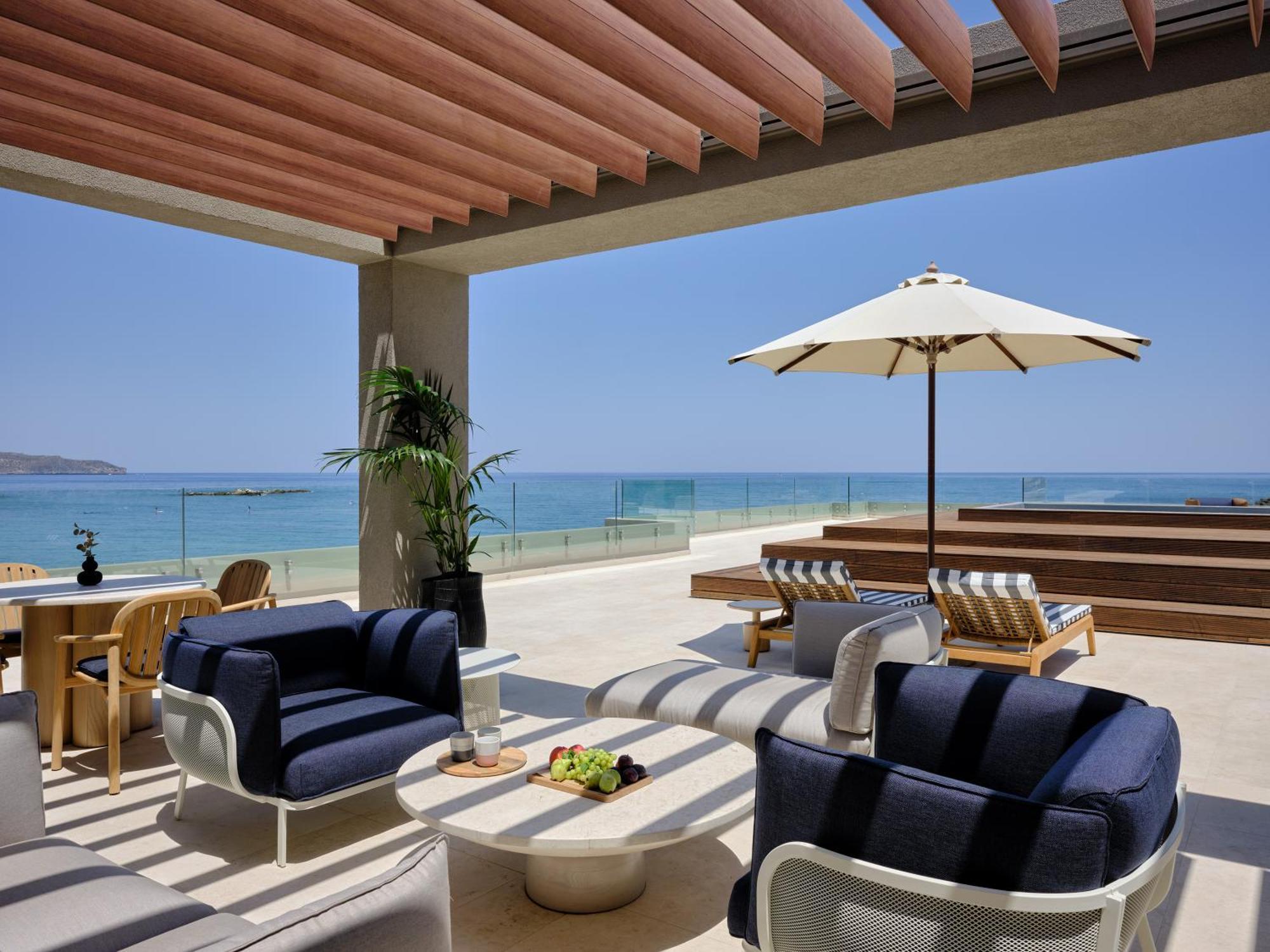 Signature Suite mit Hydro-Tauchbecken und frontalem Meerblick