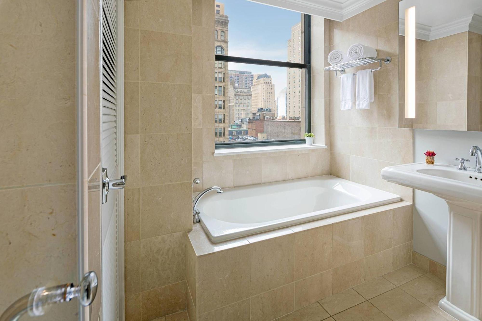 Lower Floor, 1 Bedroom Suite, 1 King,1606049272:JPEG