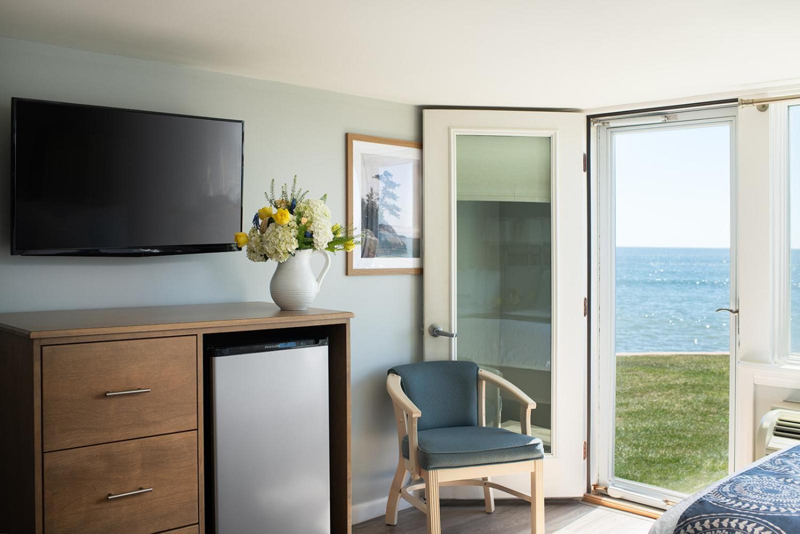 Ocean View Lower Building 1st Floor 1 Queen