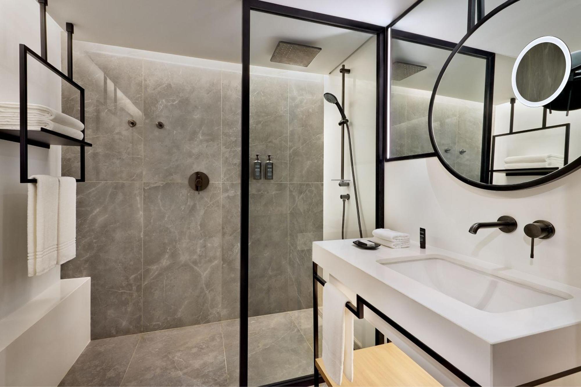 Chambre Smart avec 2 Lits Doubles et Balcon - Vue sur Ville