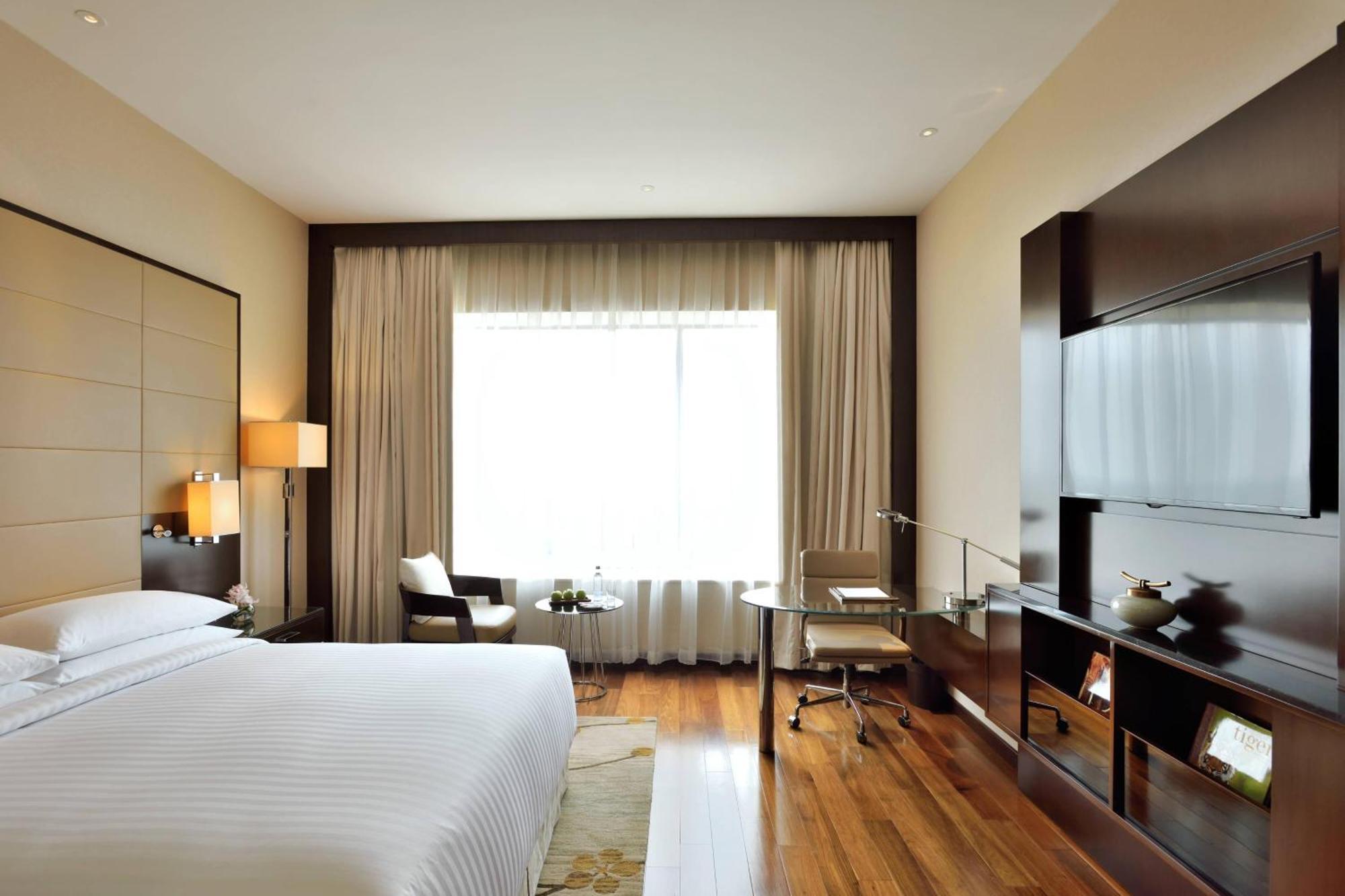 Executive King Room Executive lounge access Guest room