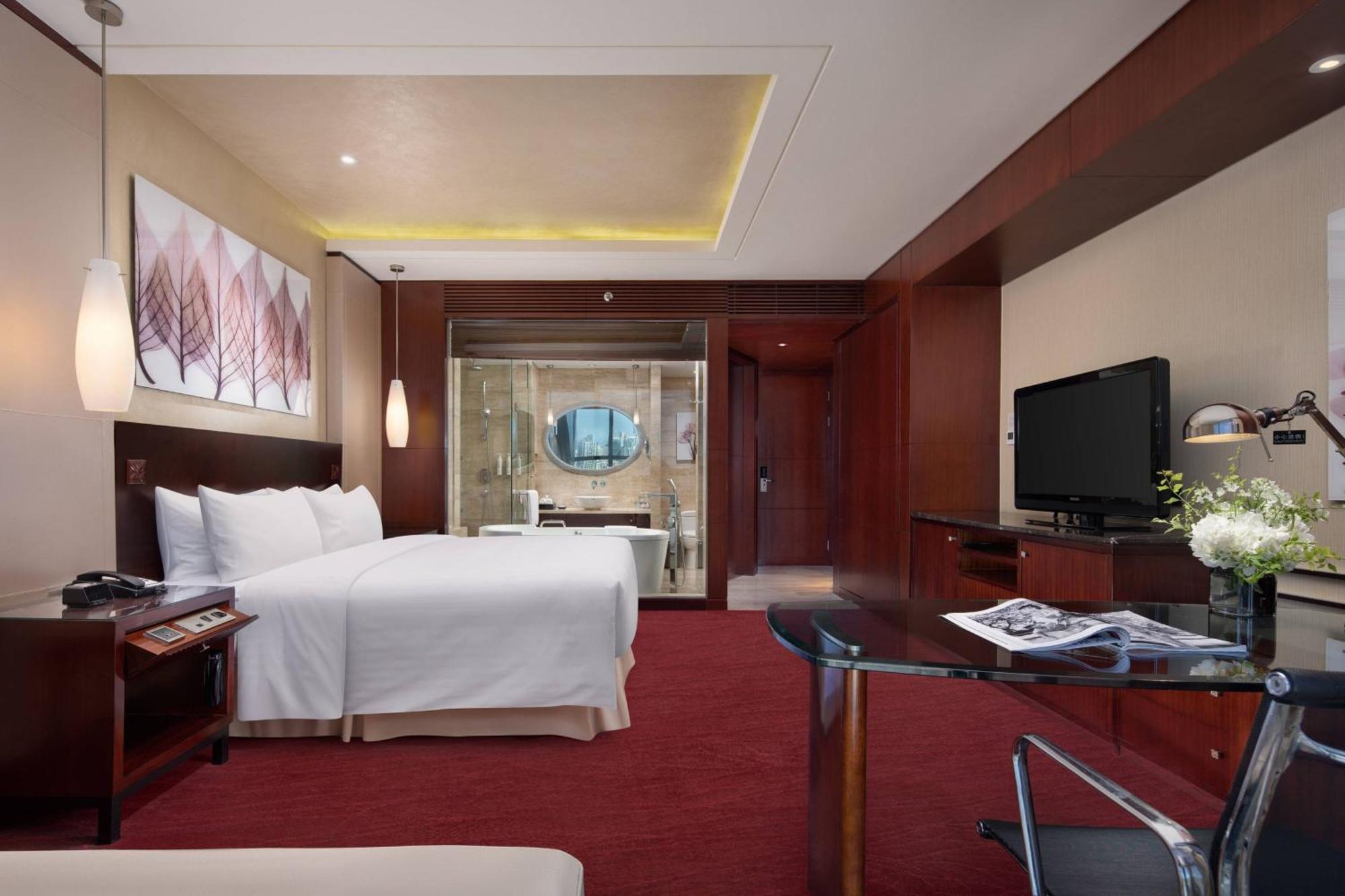 Deluxe Room Guest room 1 King City view