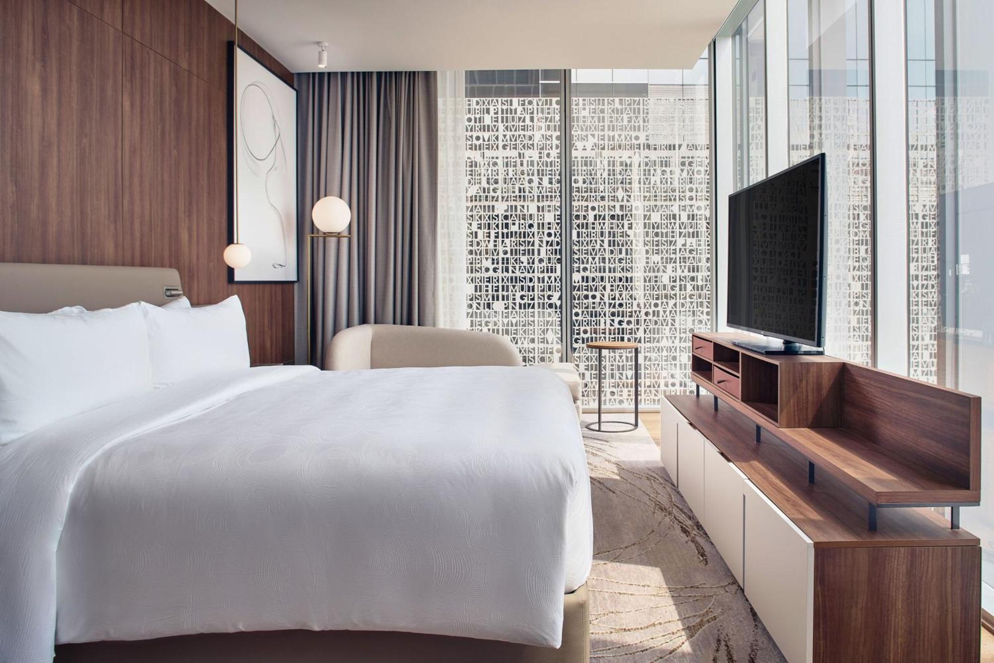 Executive level Deluxe Guest room 1 King City view