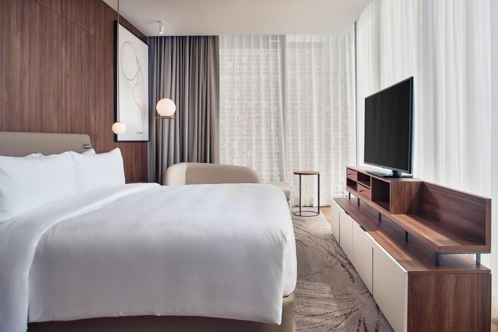 Executive level Deluxe Guest room 1 King City view