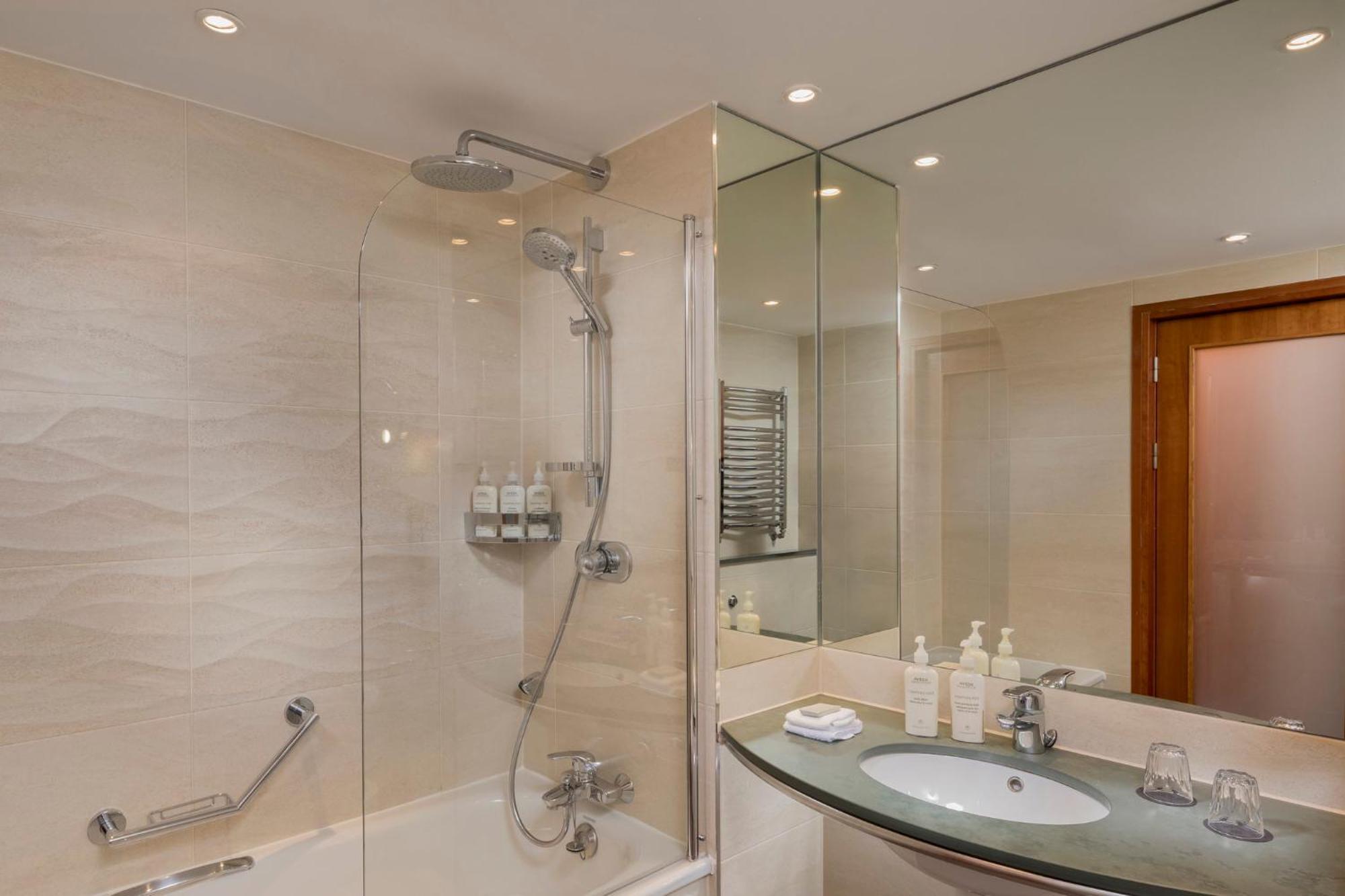 Standard King Room with Balcony and Minifridge,1611057481:JPEG