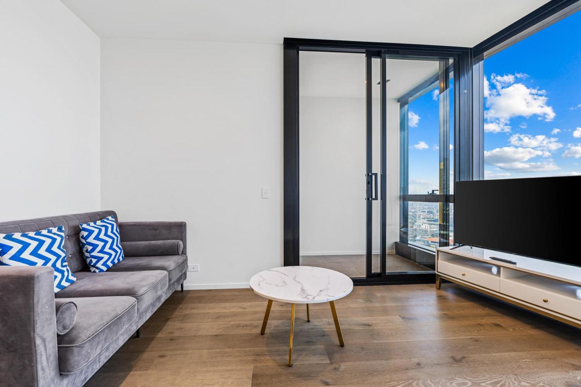 One Bedroom Sky High Apartment