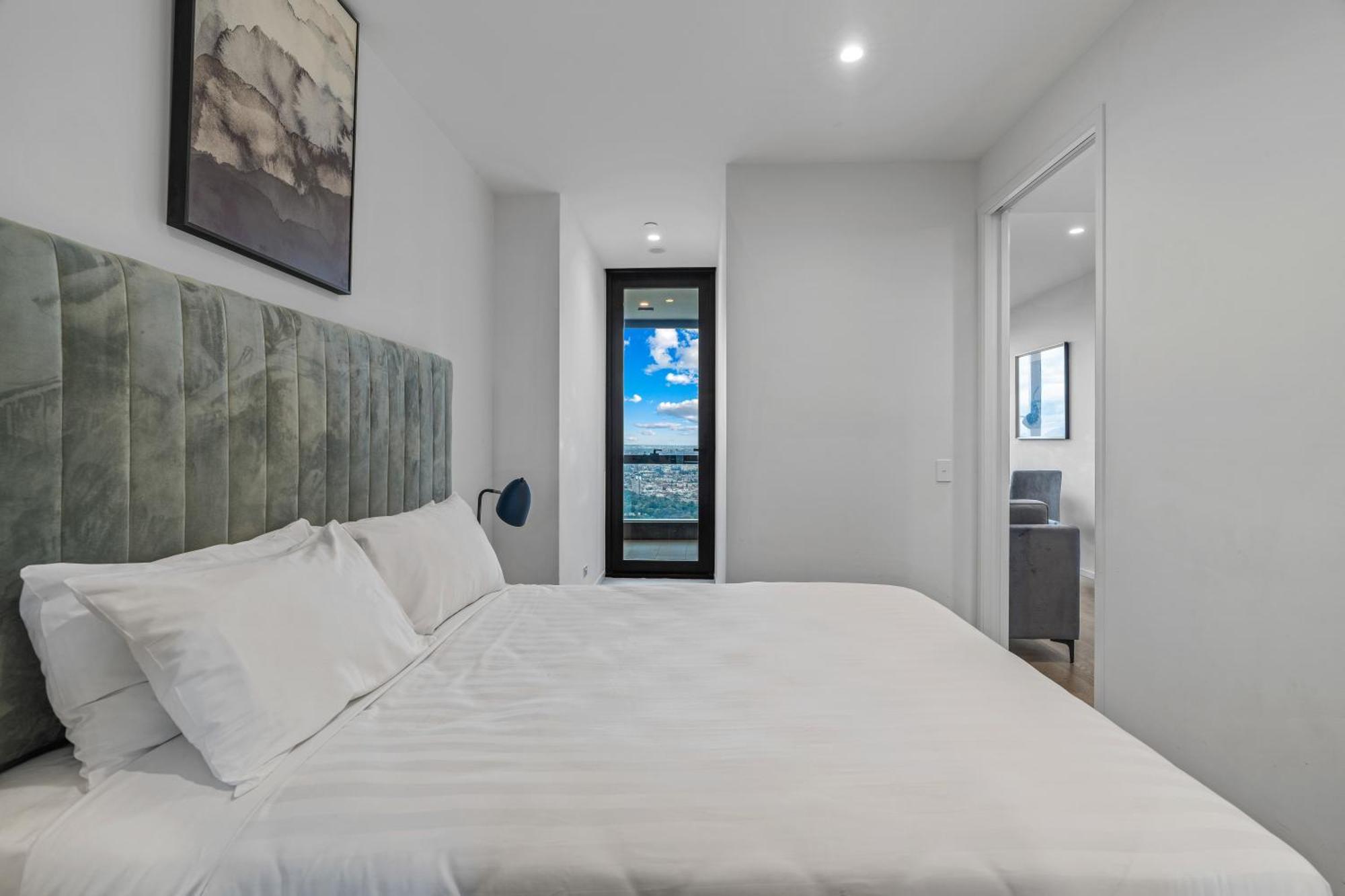 One Bedroom Sky High Apartment