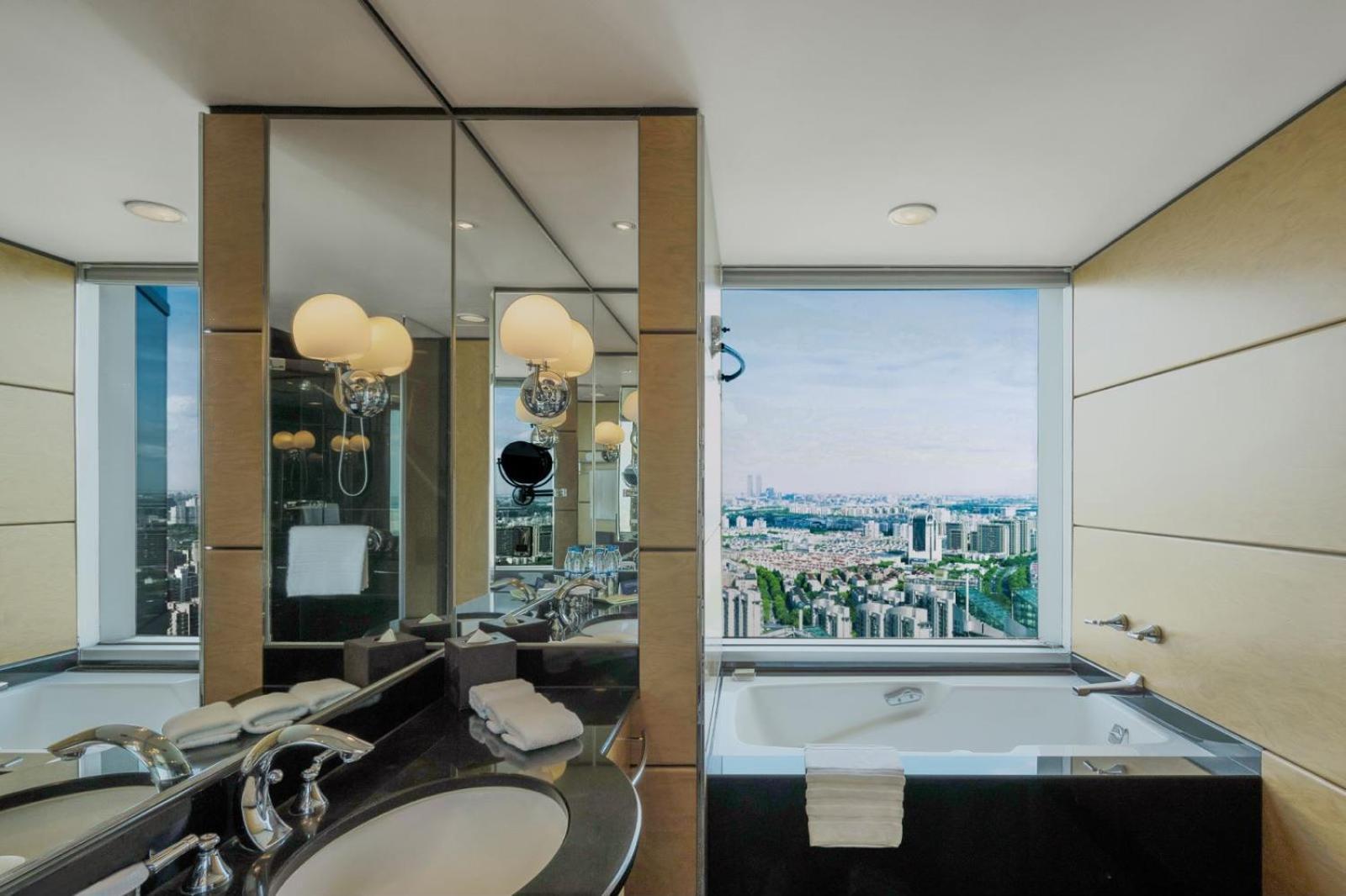 Deluxe King Room City View