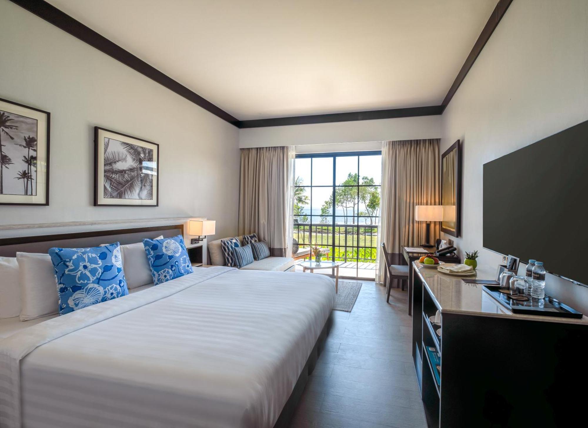 Deluxe Room with Ocean Balcony