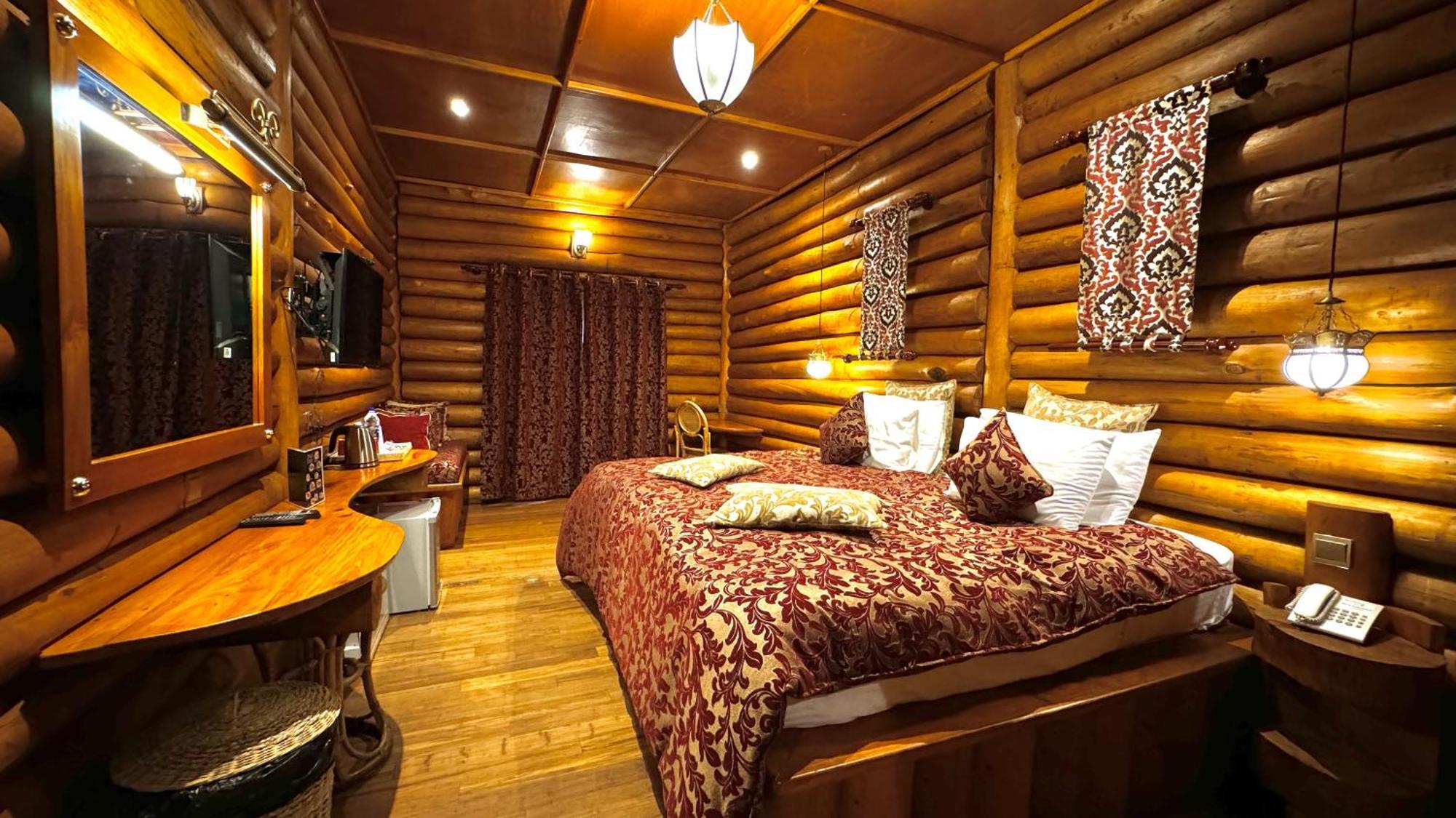 Deluxe Double Room (2 Adults + 1 Child),1742865211:JPEG