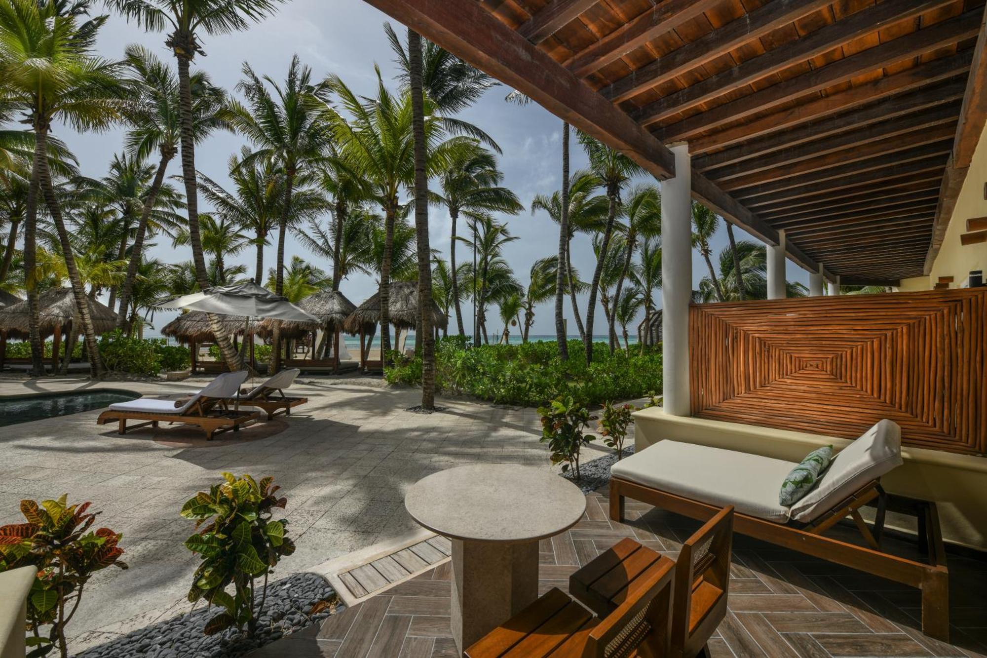 Royal Retreat Mi Hotelito Beachfront Suite