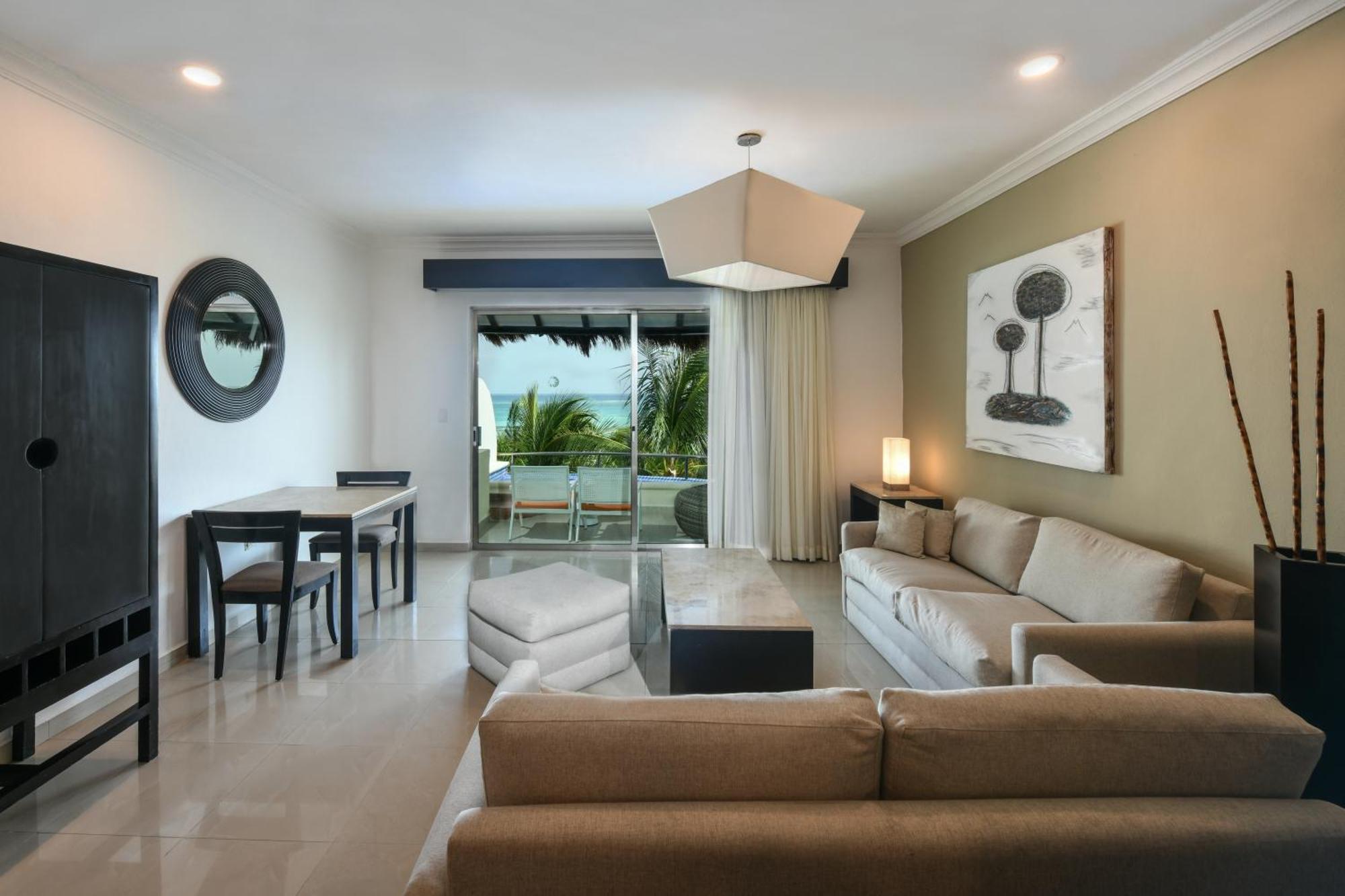 Private pool suite