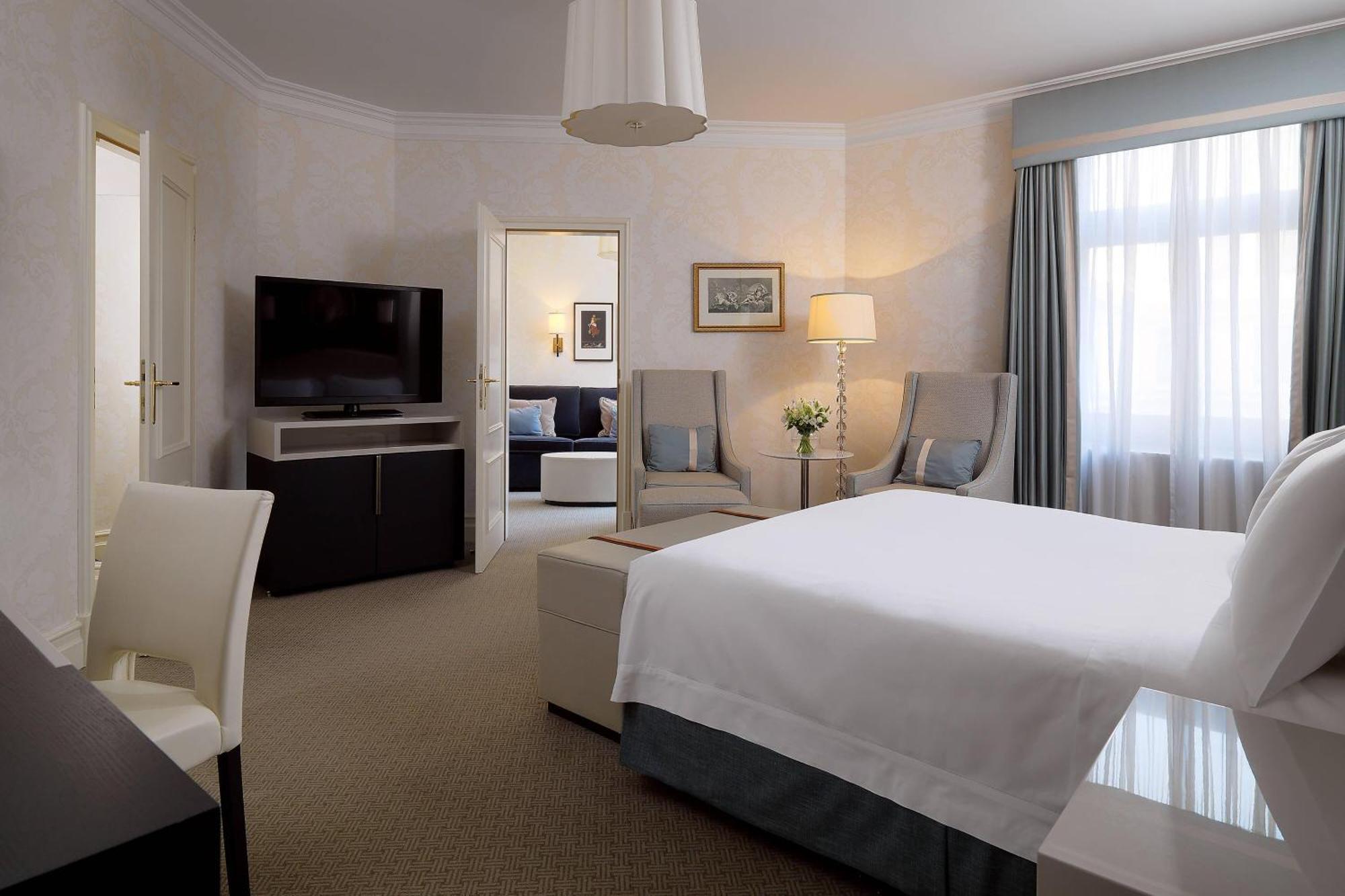 Junior Suite 1 Bedroom Junior Suite 1 King