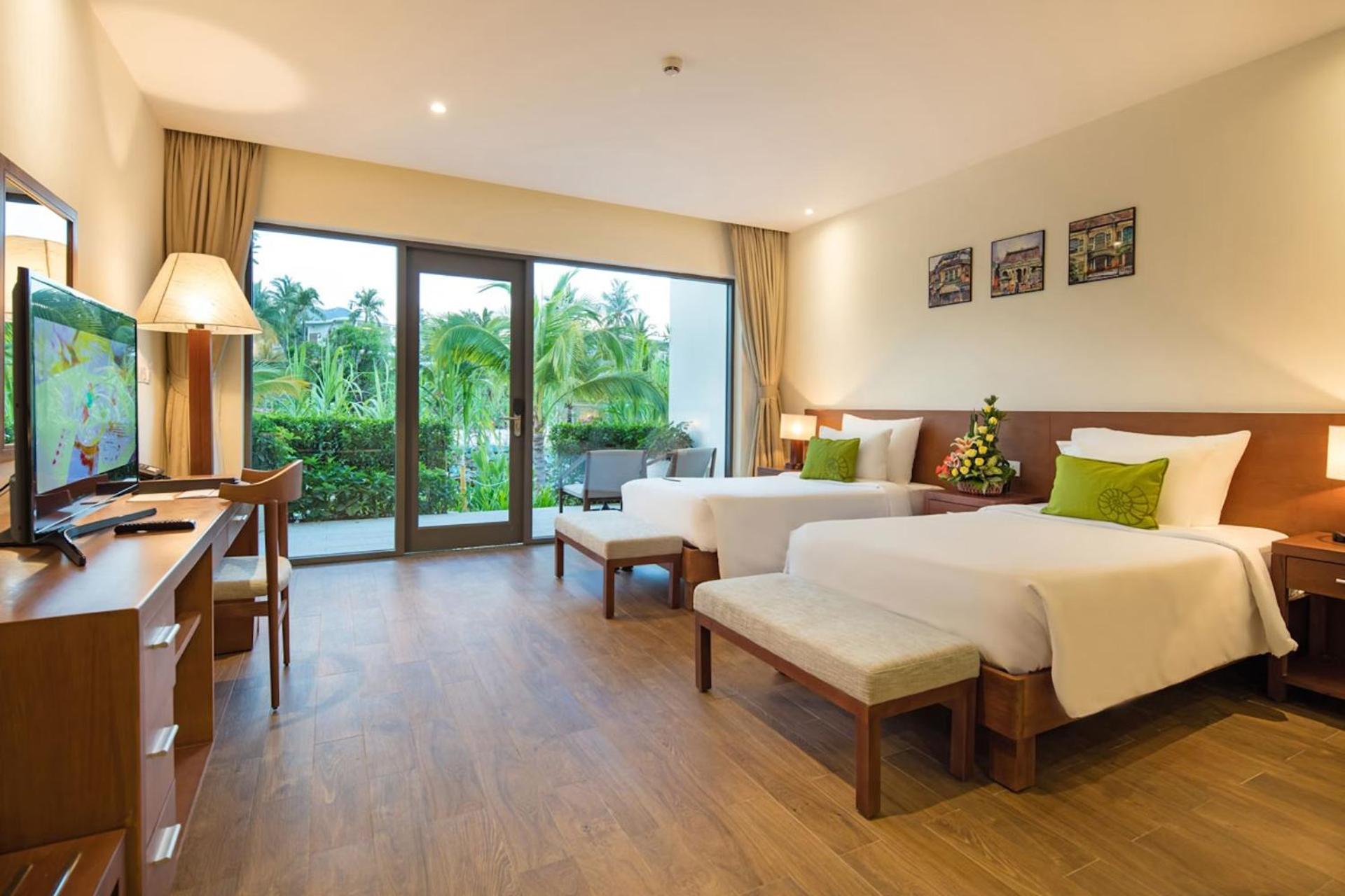 Habitación Triple con vistas al jardín