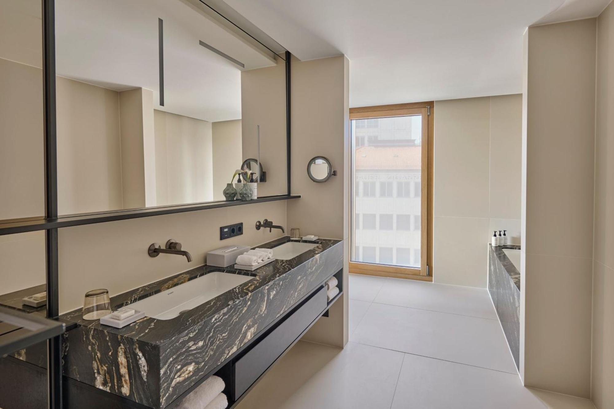 One-Bedroom Panorama King Suite City View