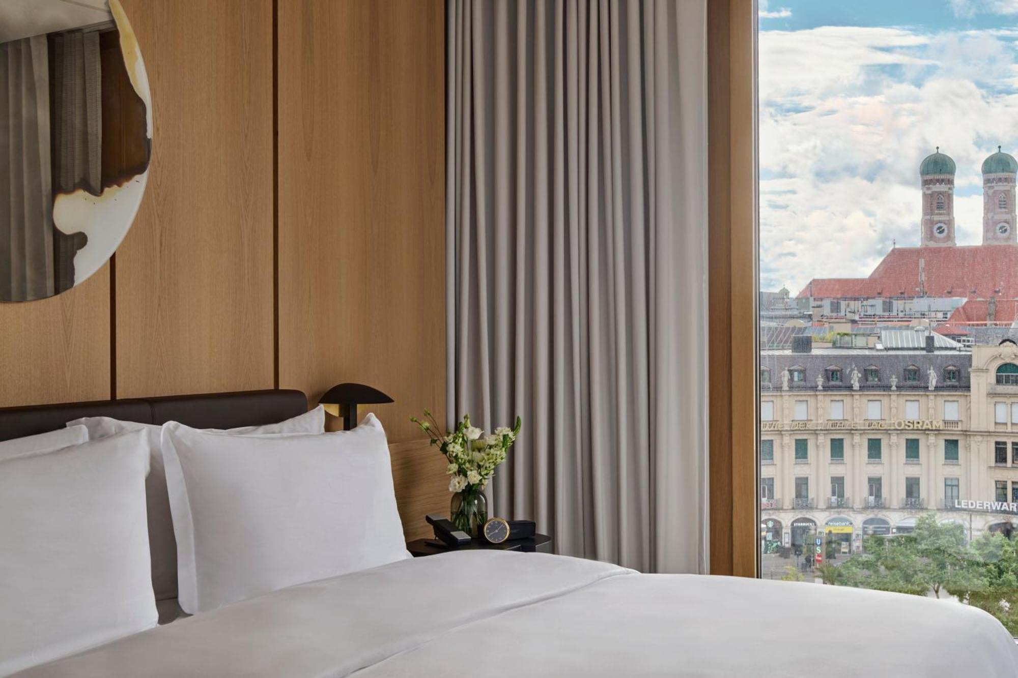 One-Bedroom Panorama King Suite City View