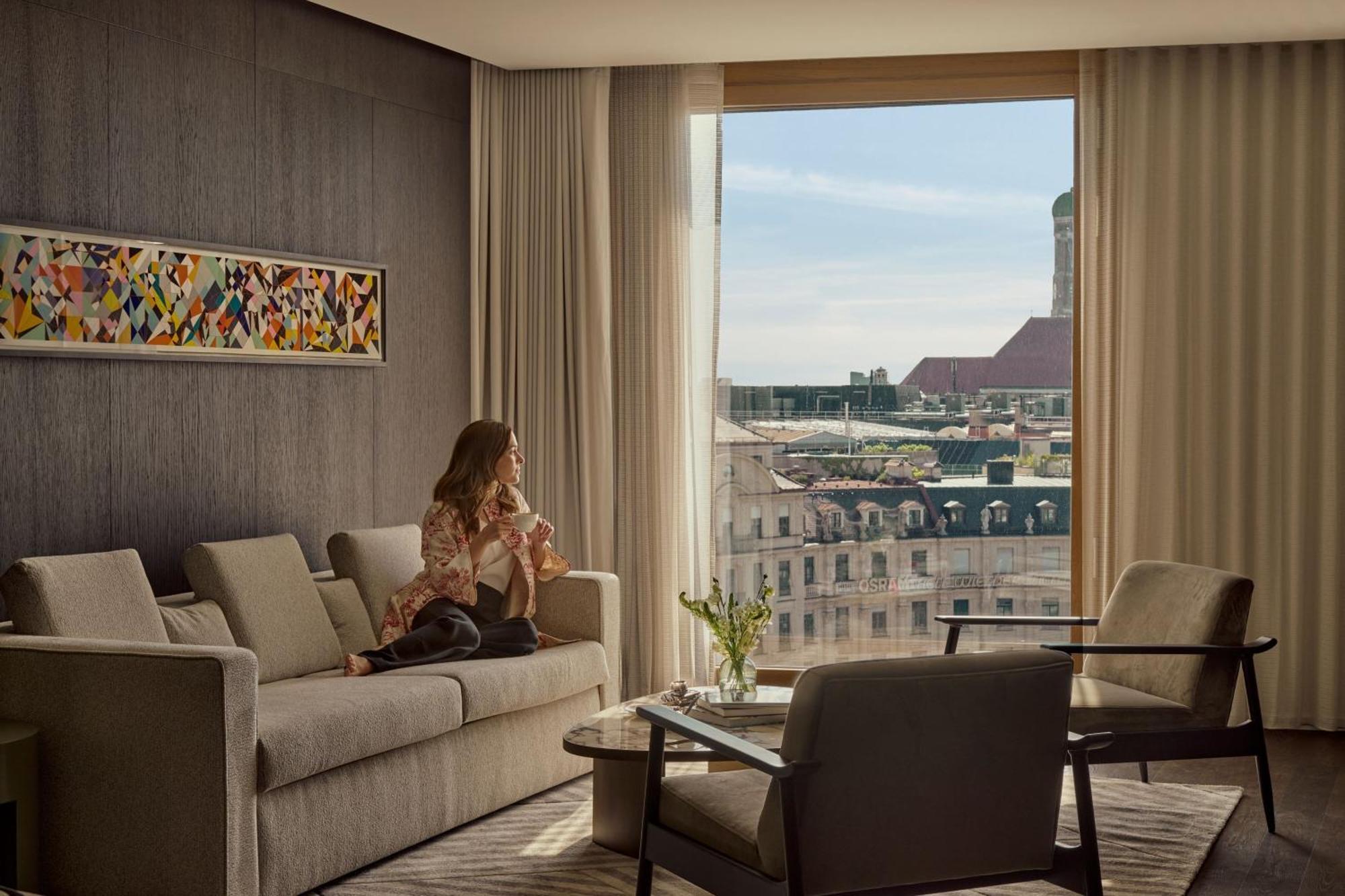 One-Bedroom Panorama King Suite City View