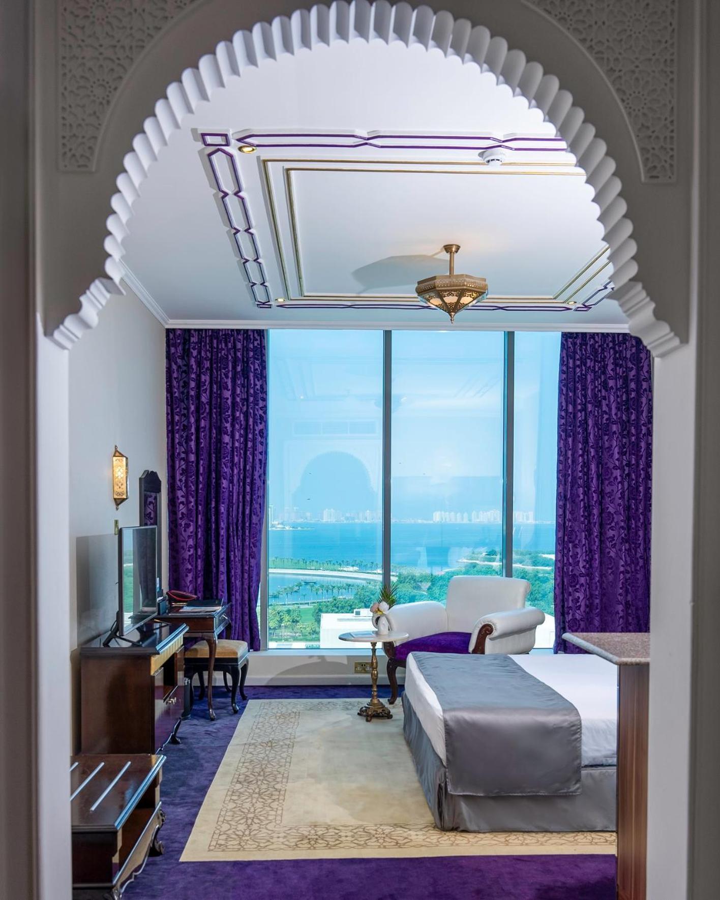 Deluxe King Room Corniche View