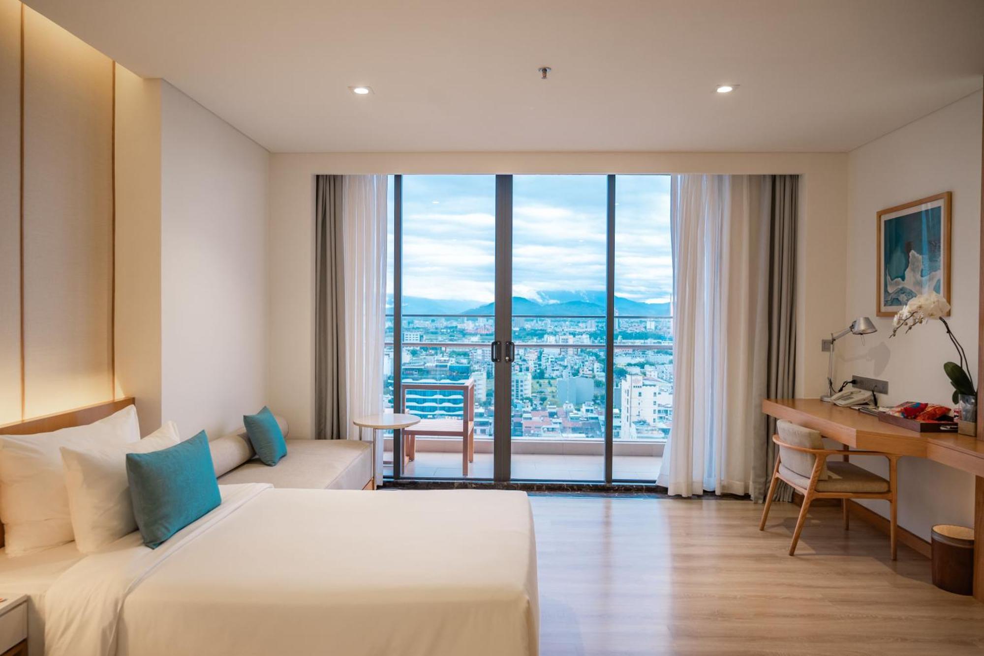 Premier Suite Twin City view Balcony