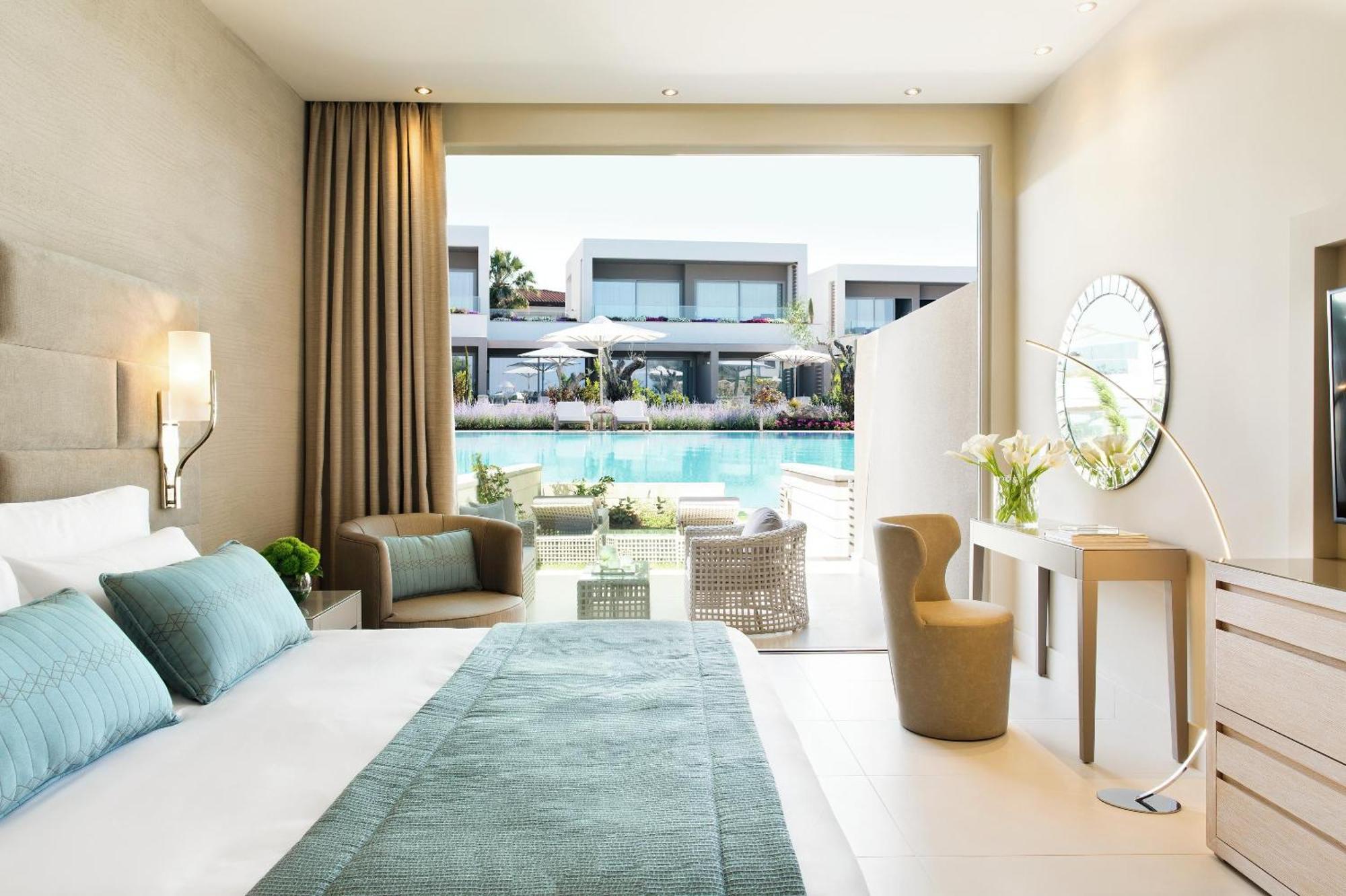 Doppelzimmer mit Blick auf den privaten Garten und den Pool