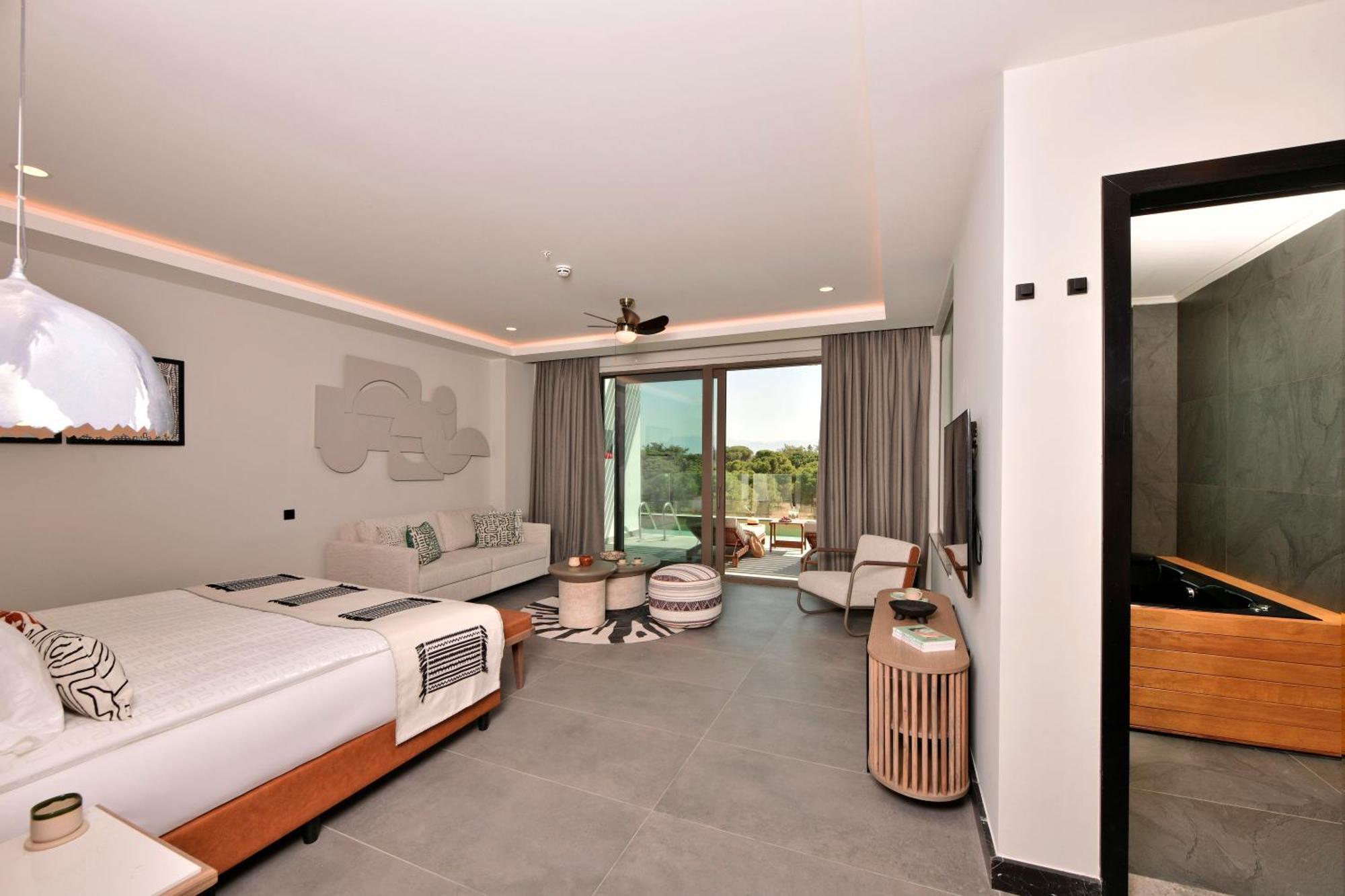 Superior Jacuzzi Swim Up Room Forest View
