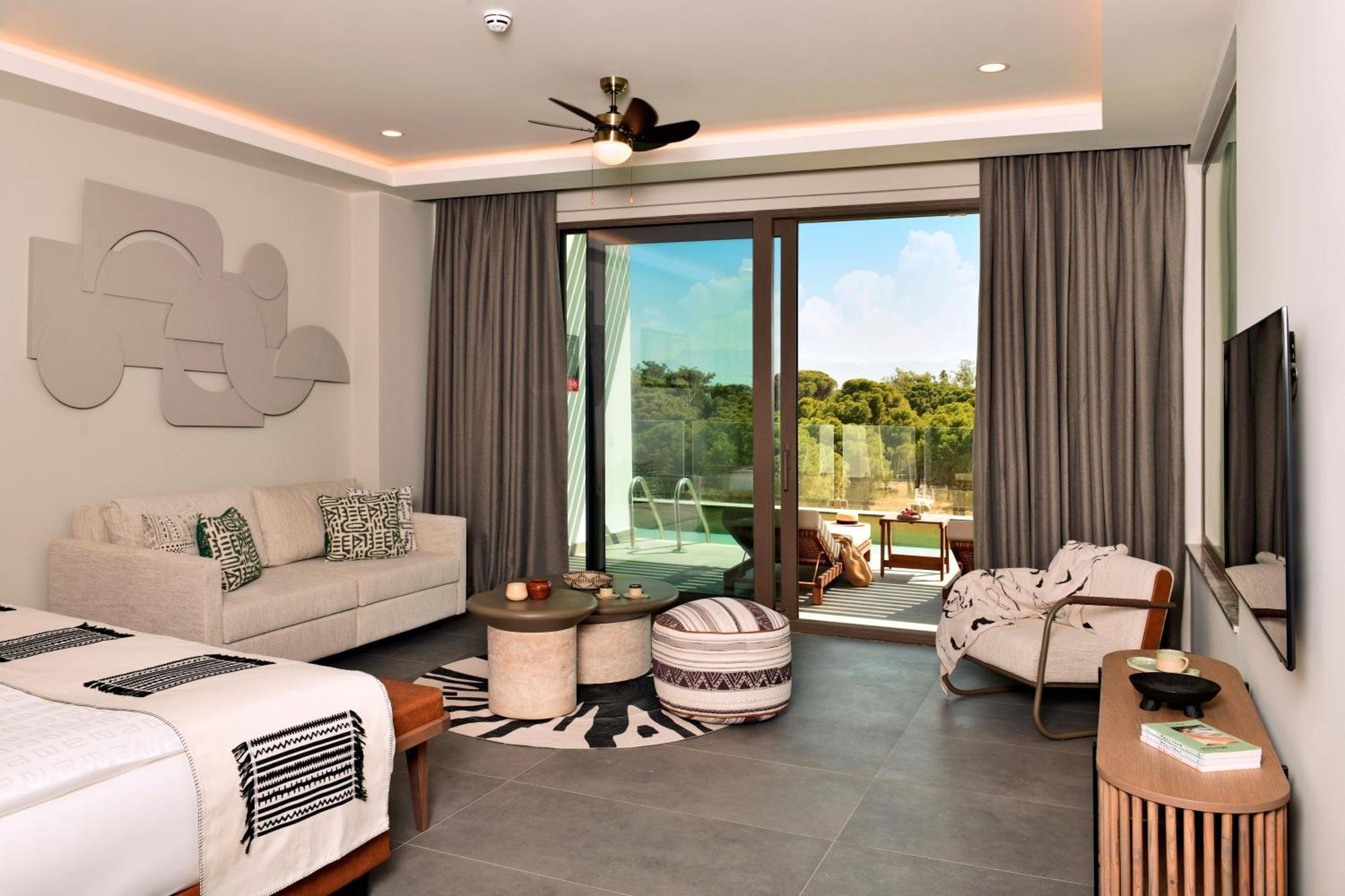 Superior Jacuzzi Swim Up Room Forest View