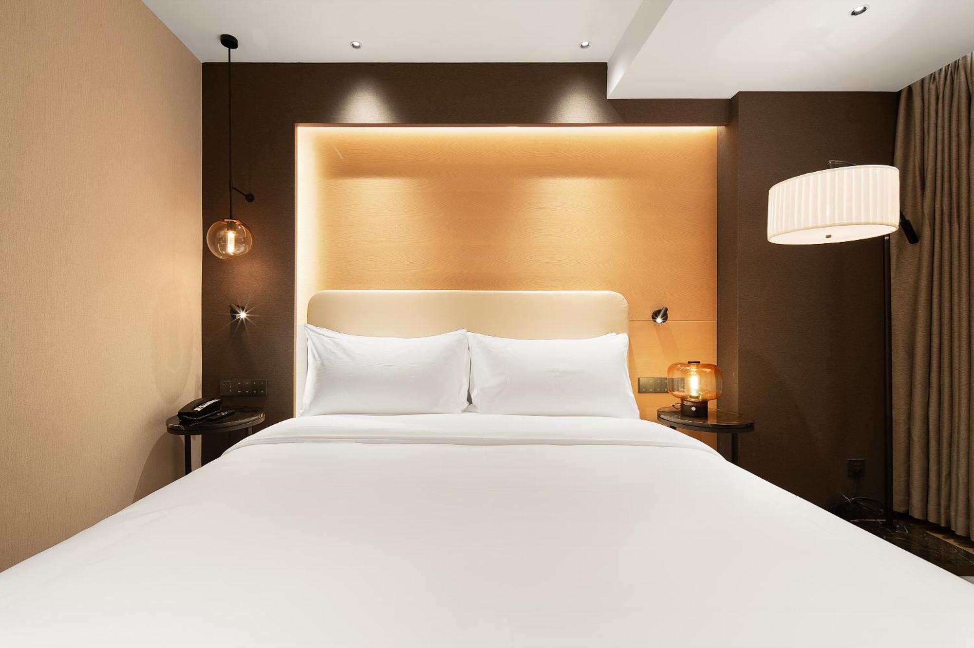 Deluxe Queen Room (Windows are located in corridors or hallways),1617419105:JPEG
