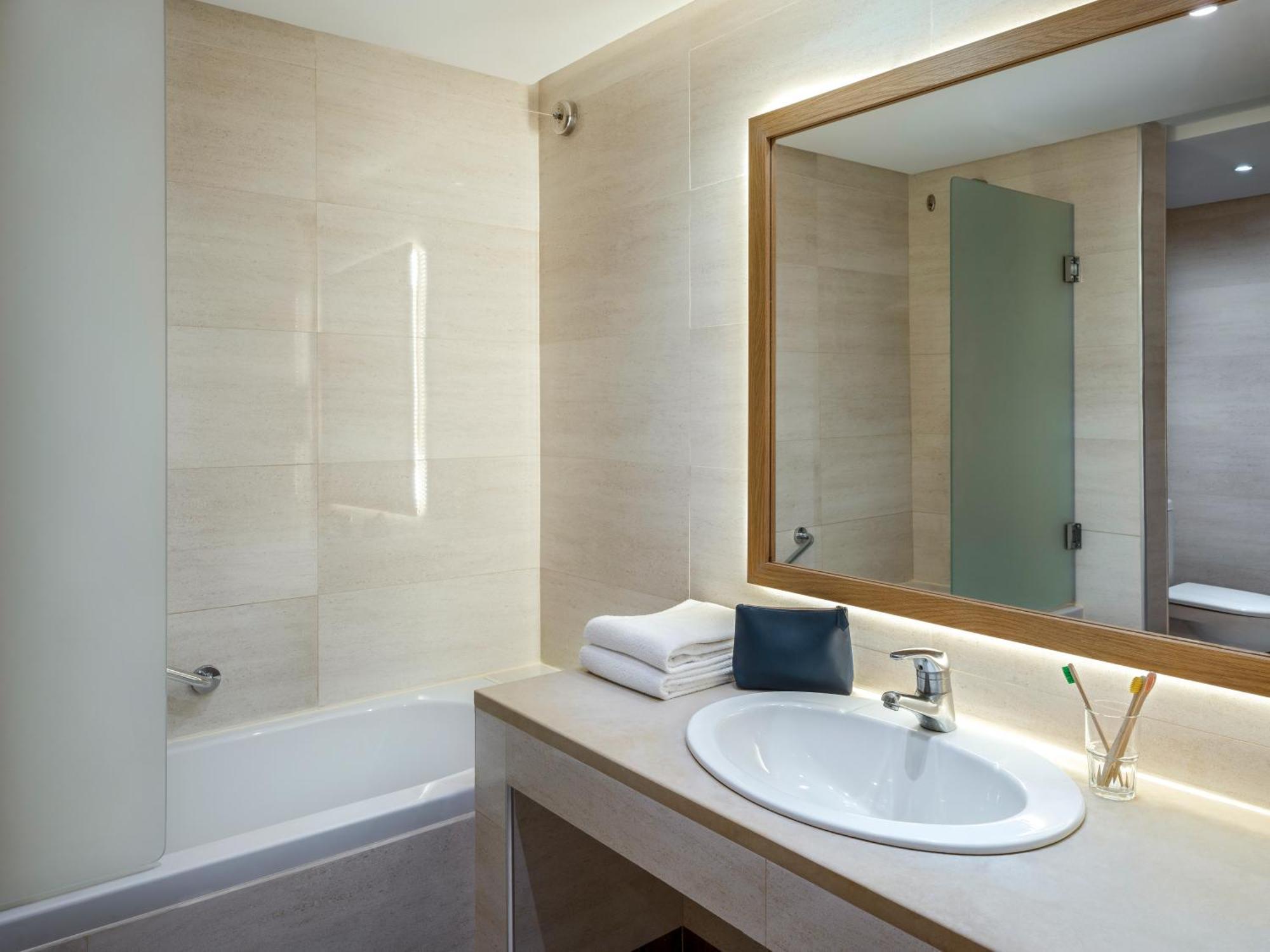 Deluxe Double or Twin Room with Pool Access,1617506513:JPEG