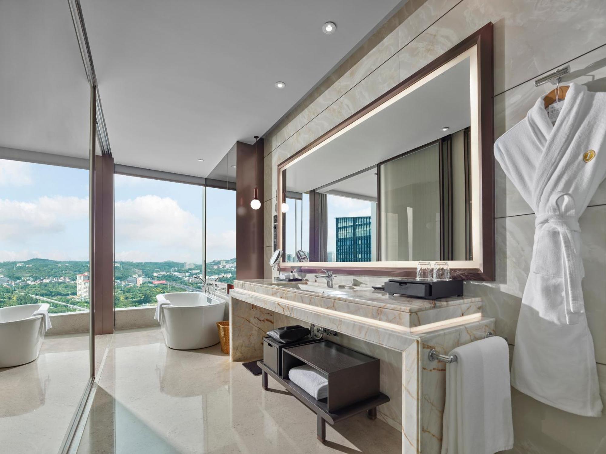 Classic King Room with City View - High Floor/Lounge Access